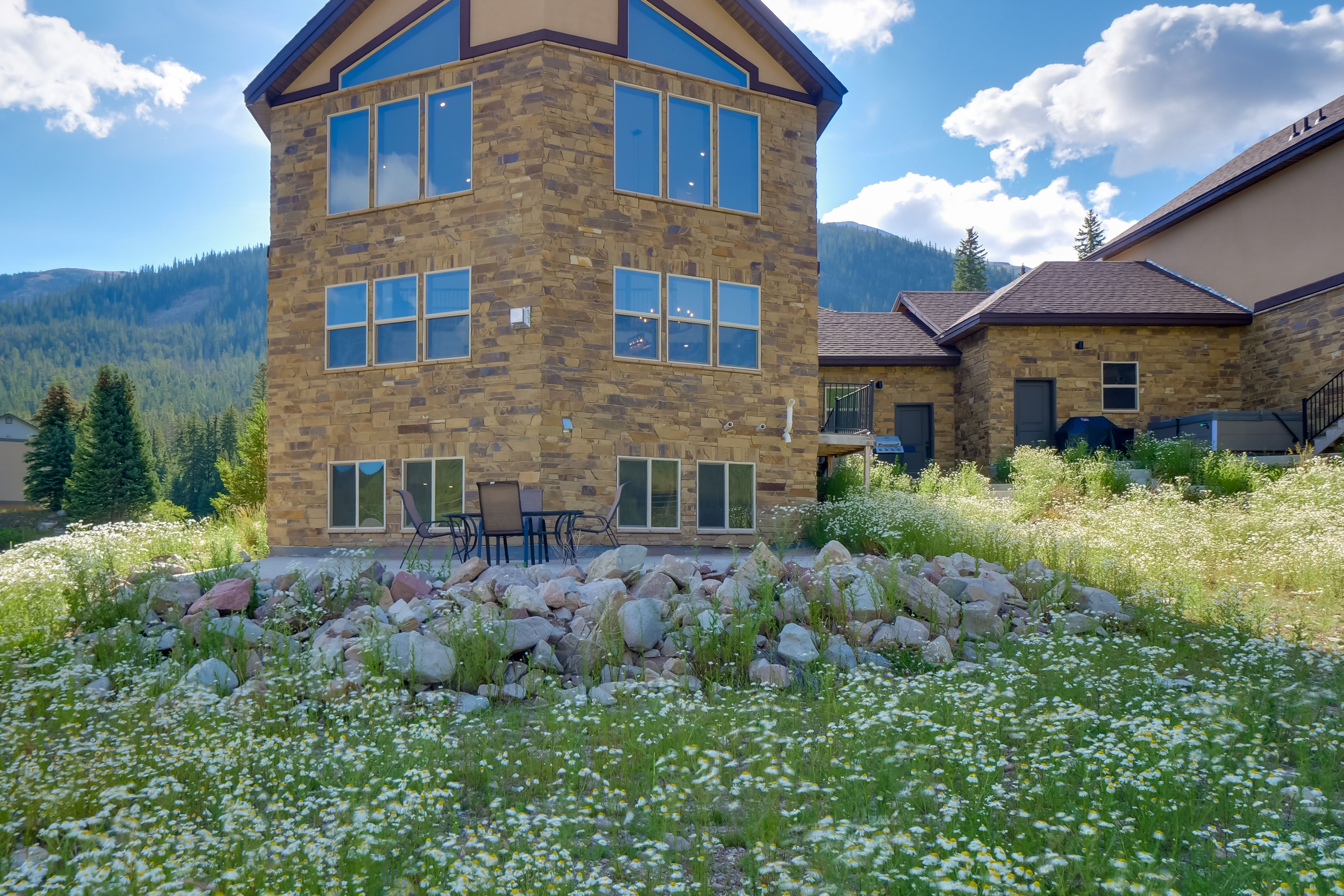 Exterior | Mountain Views