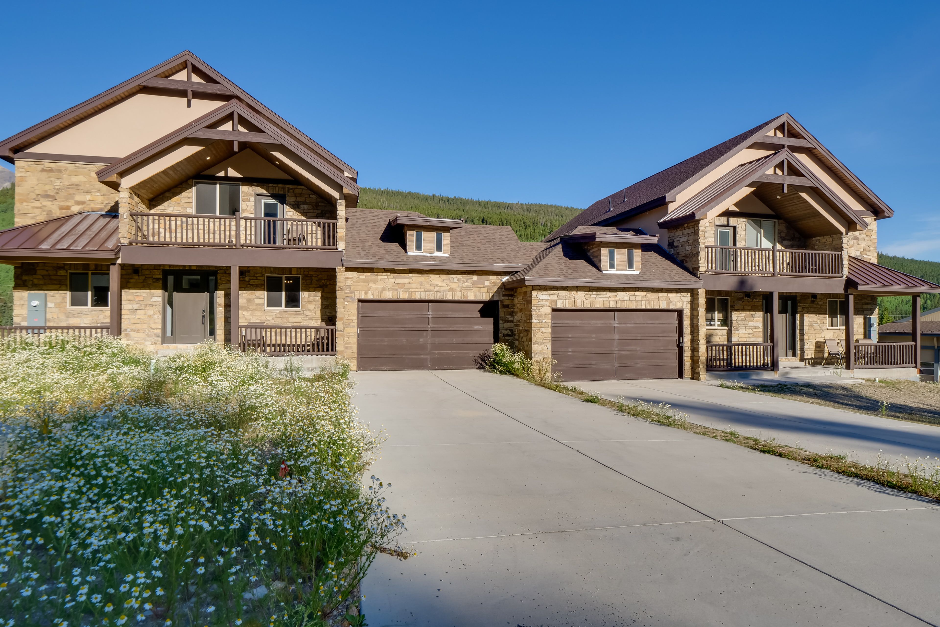 Blue River Vacation Rental | 4BR | 3BA | 3,400 Sq Ft | 3 Steps to Enter