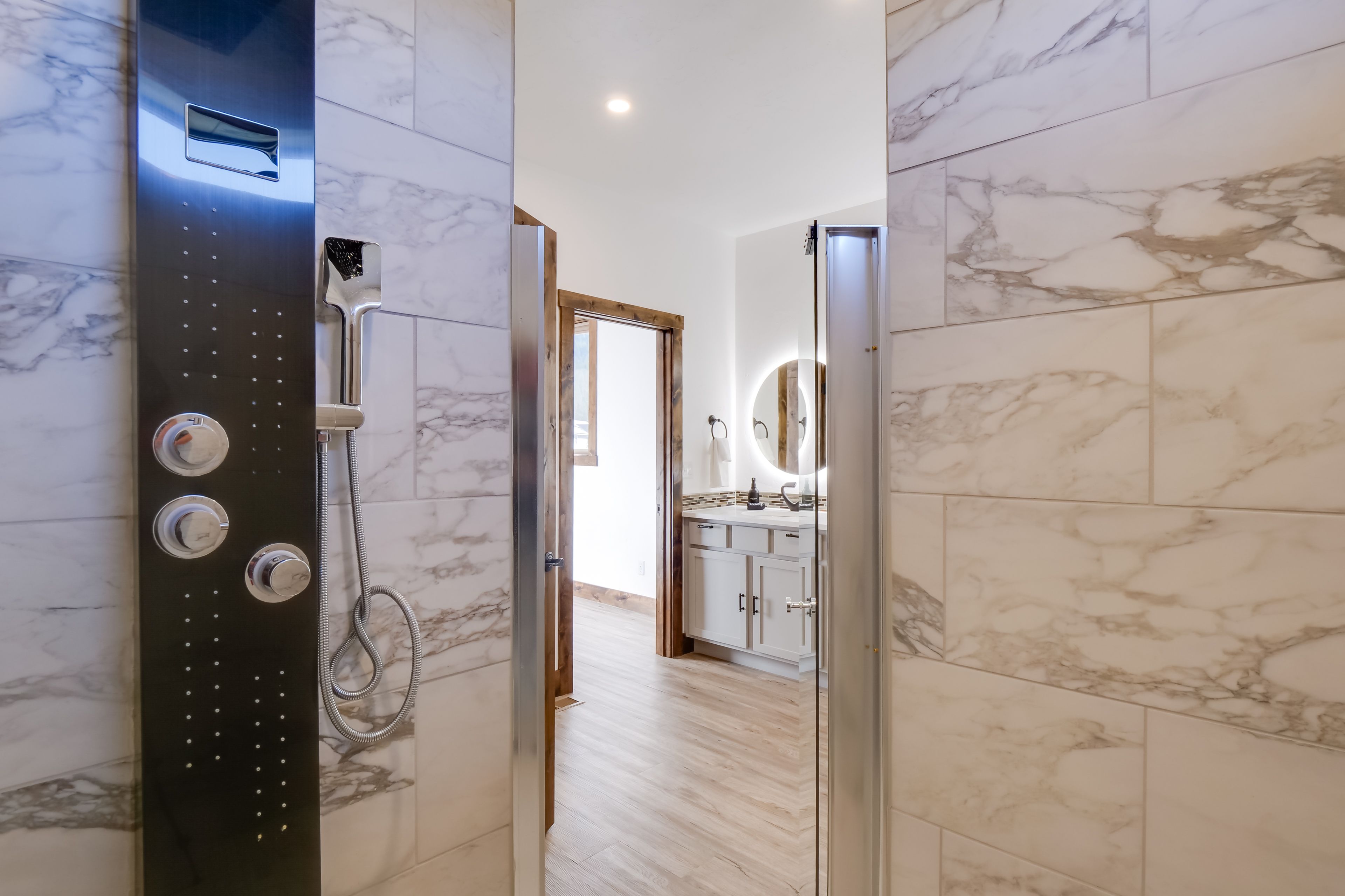 Full Bath | Towels | Upper Level