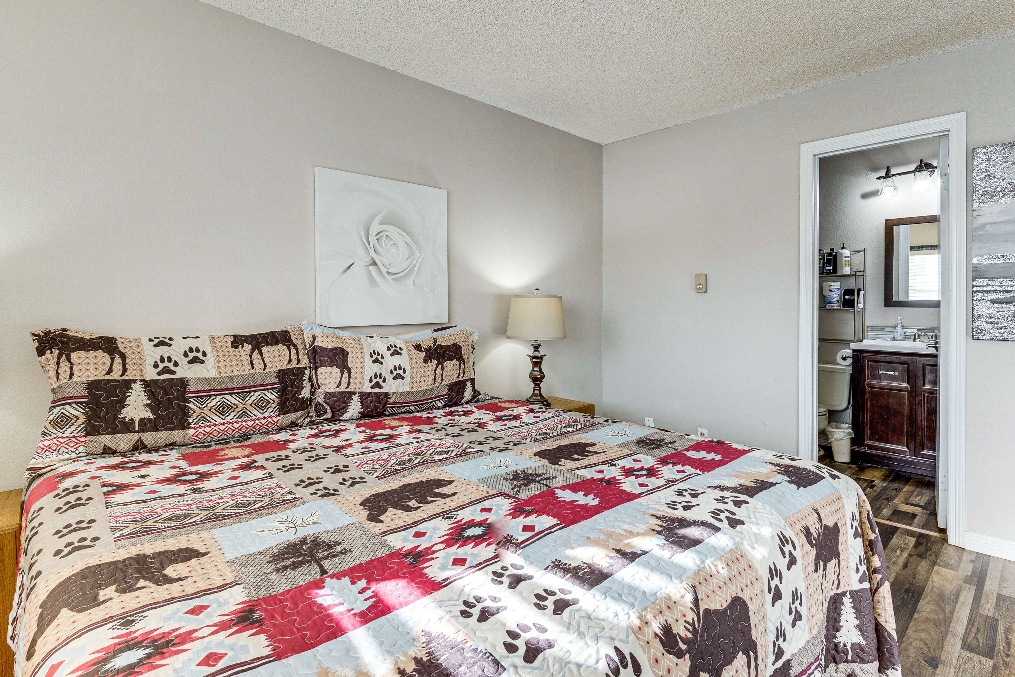 Bedroom 1 | King Bed | 1st Floor