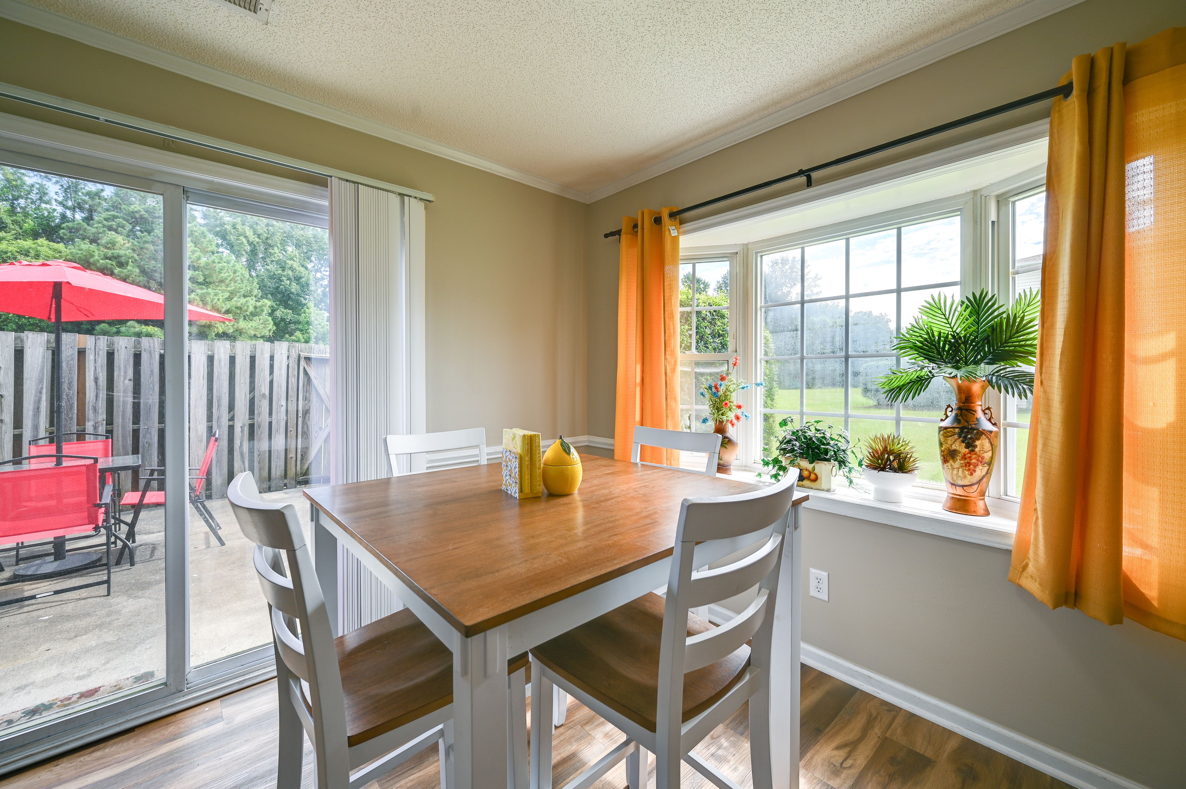 Dining Area | Dishware/Flatware Provided | 1st Floor