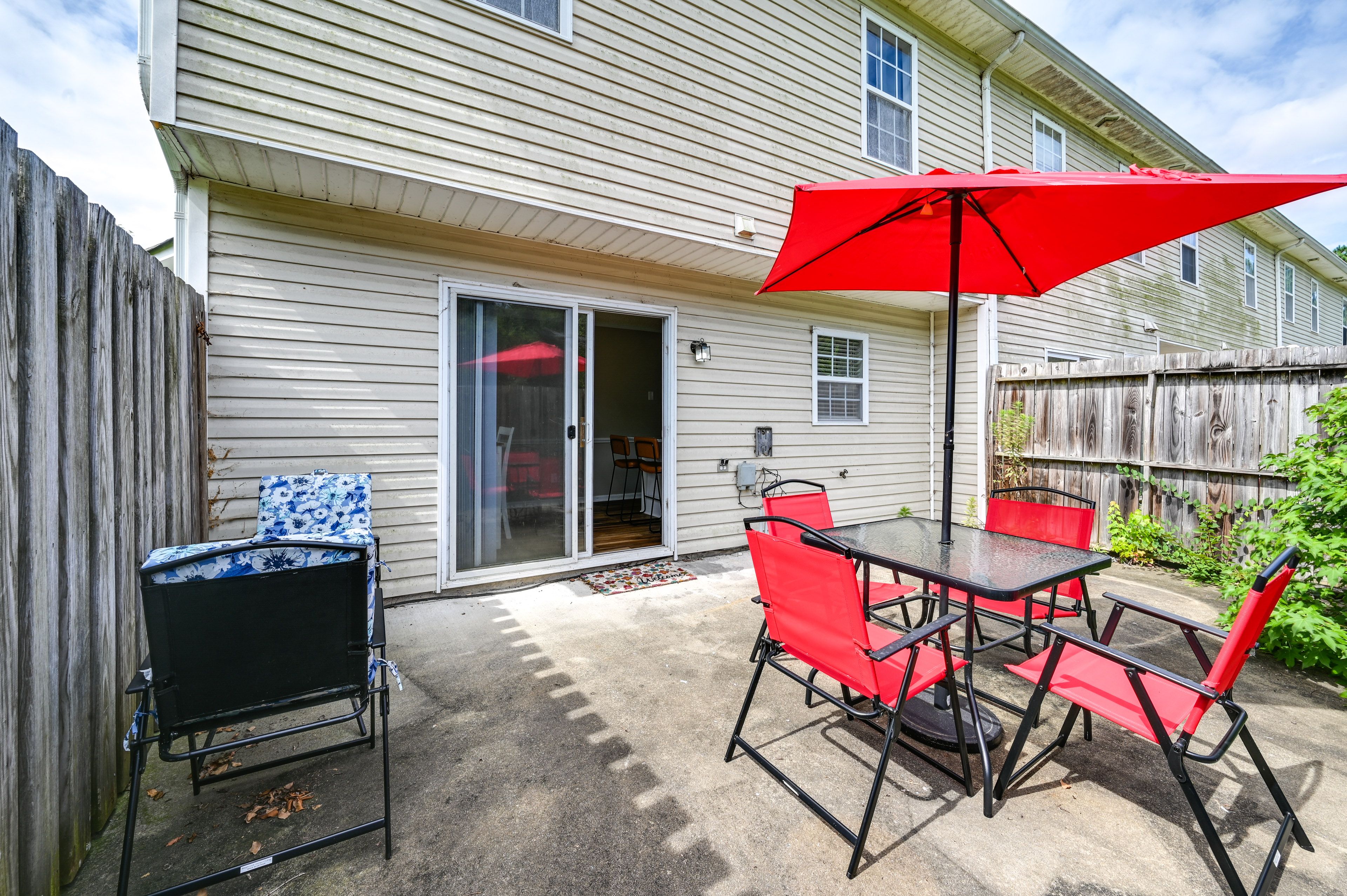 Private Yard | Furnished Patio
