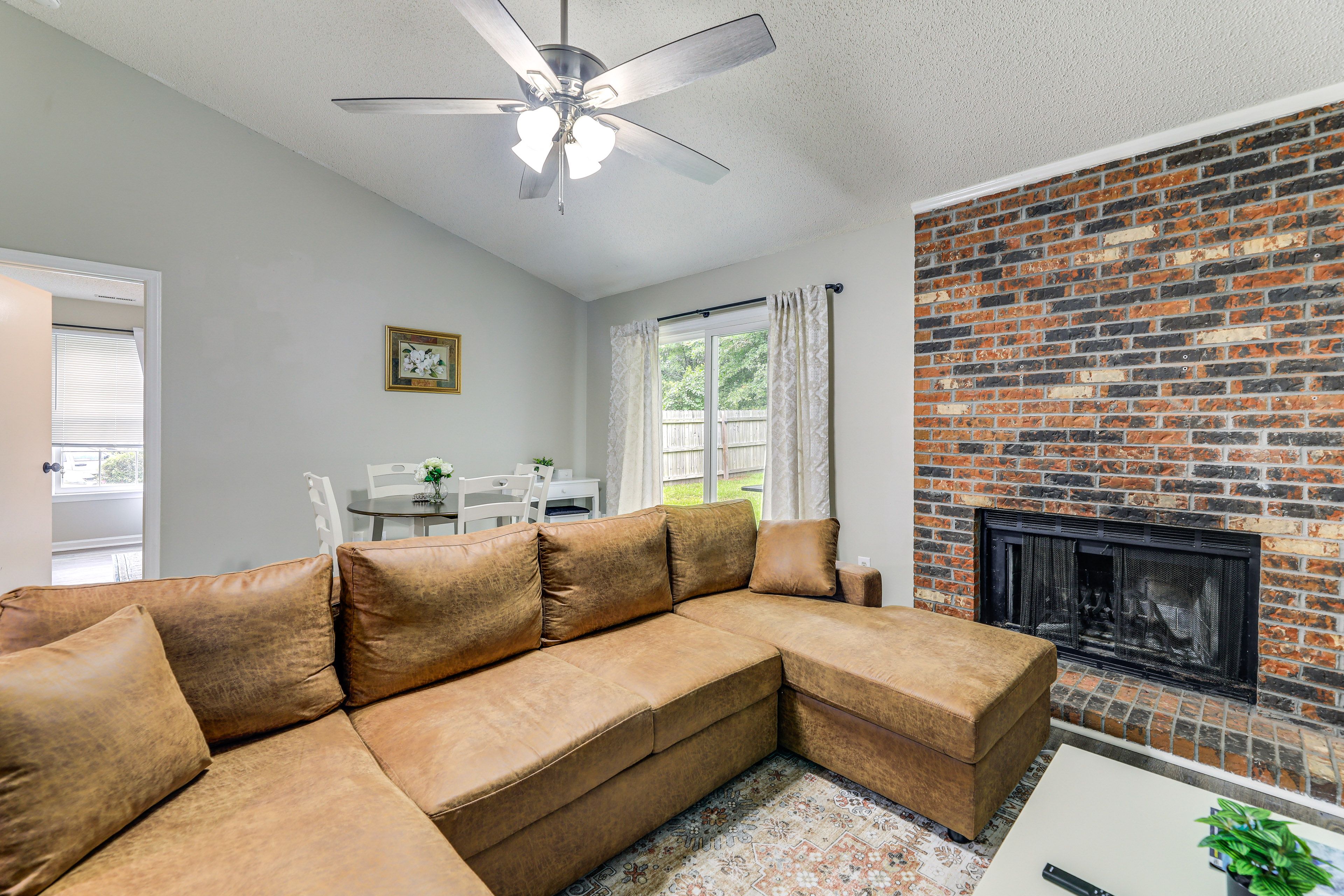 Living Room | Free WiFi | Smart TV | Central A/C