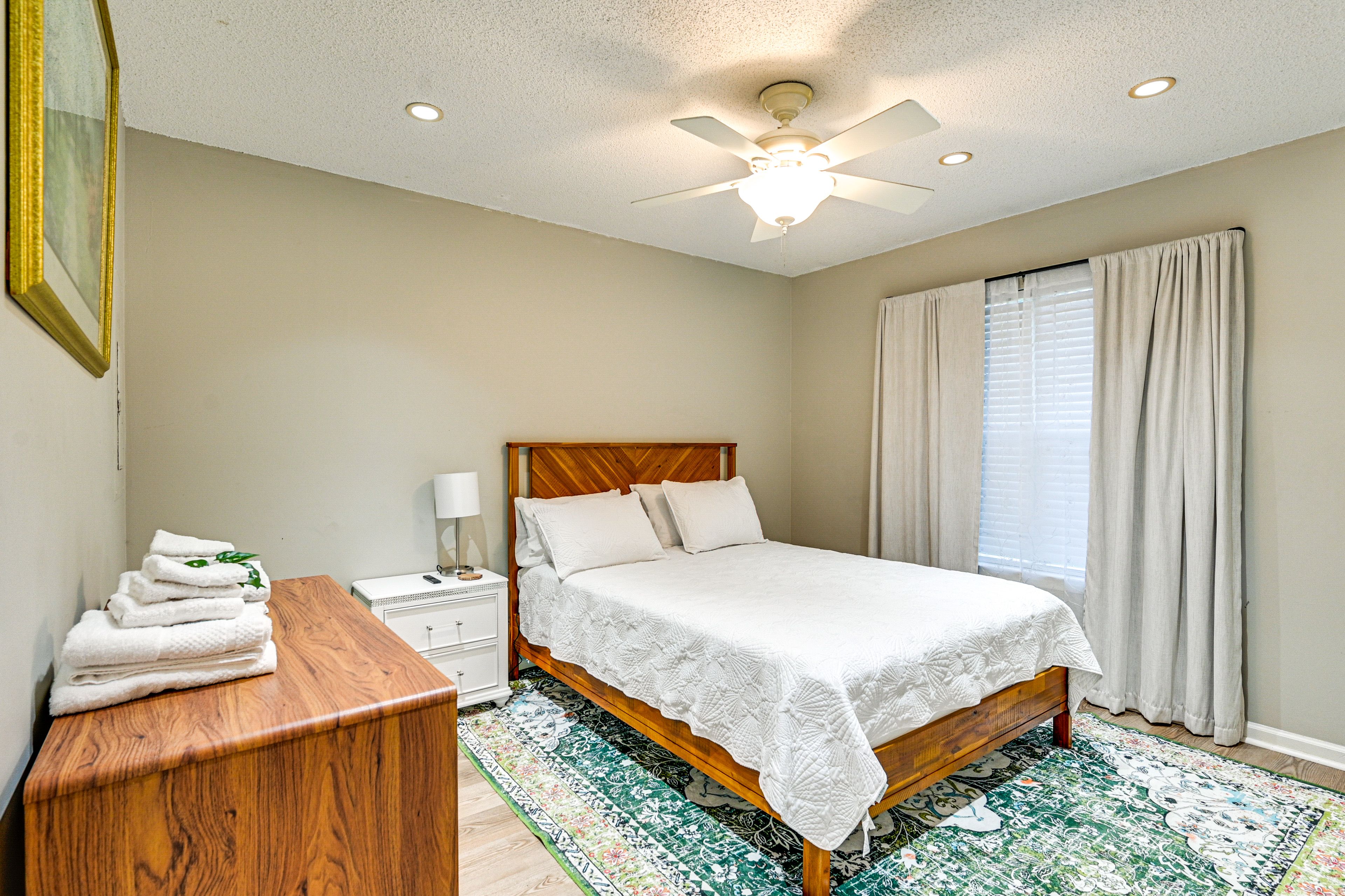 Bedroom 2 | Queen Bed | Smart TV