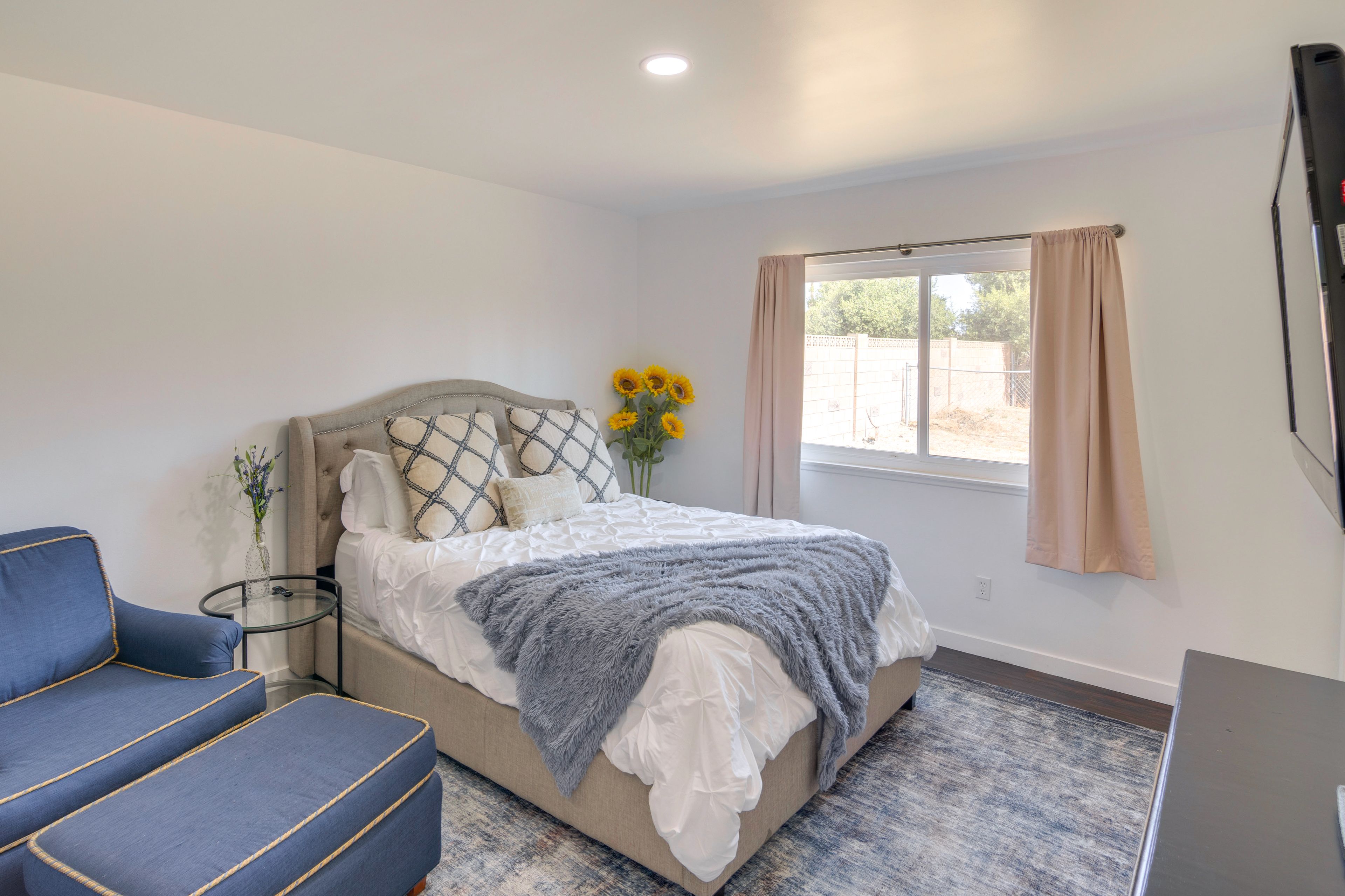 Bedroom 1 | Queen Bed