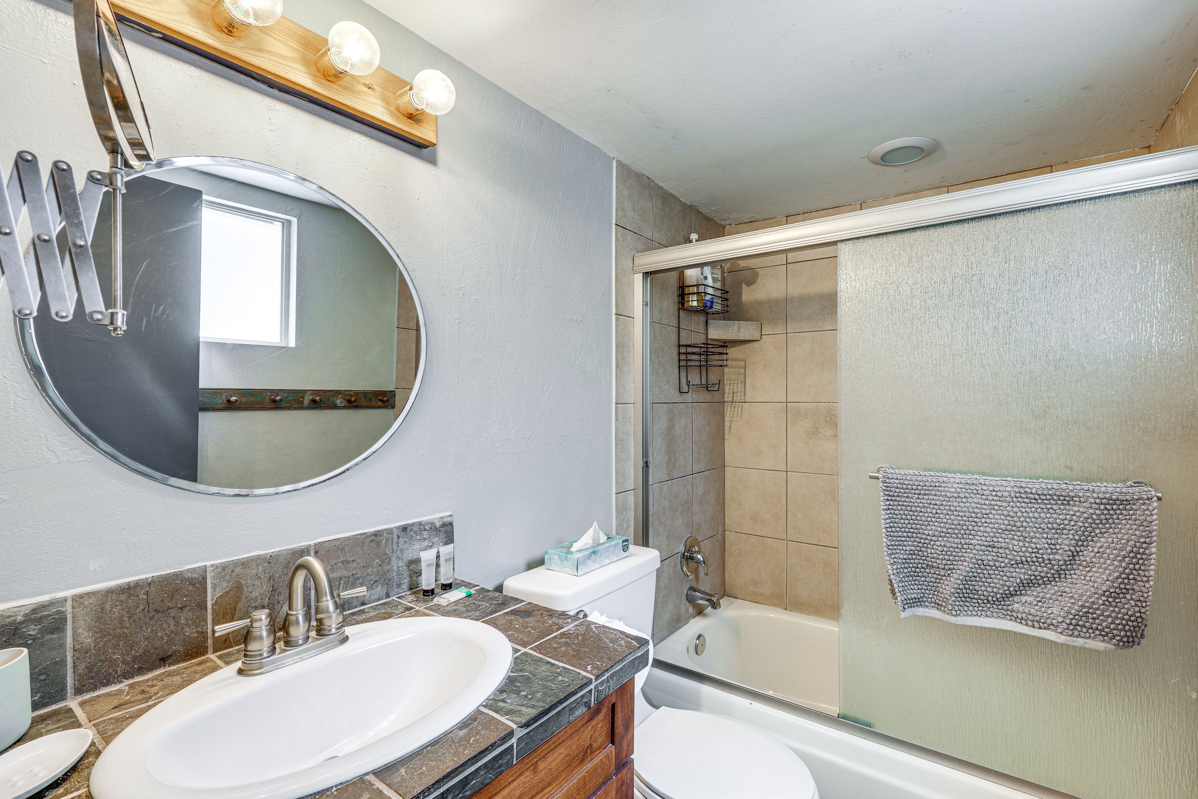 Full Bathroom | 1st Floor | Towels Provided