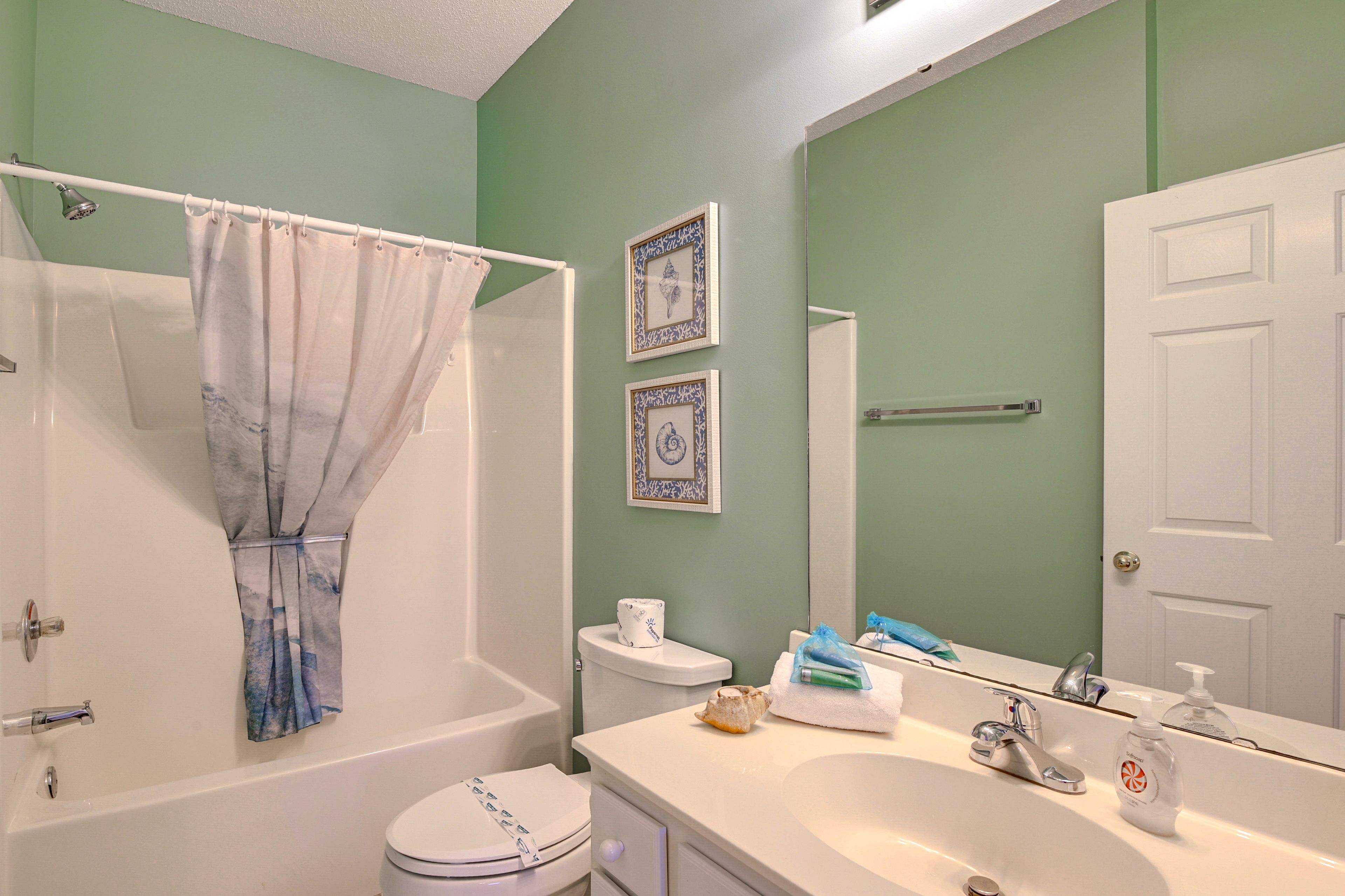 Full Bathroom | Towels Provided