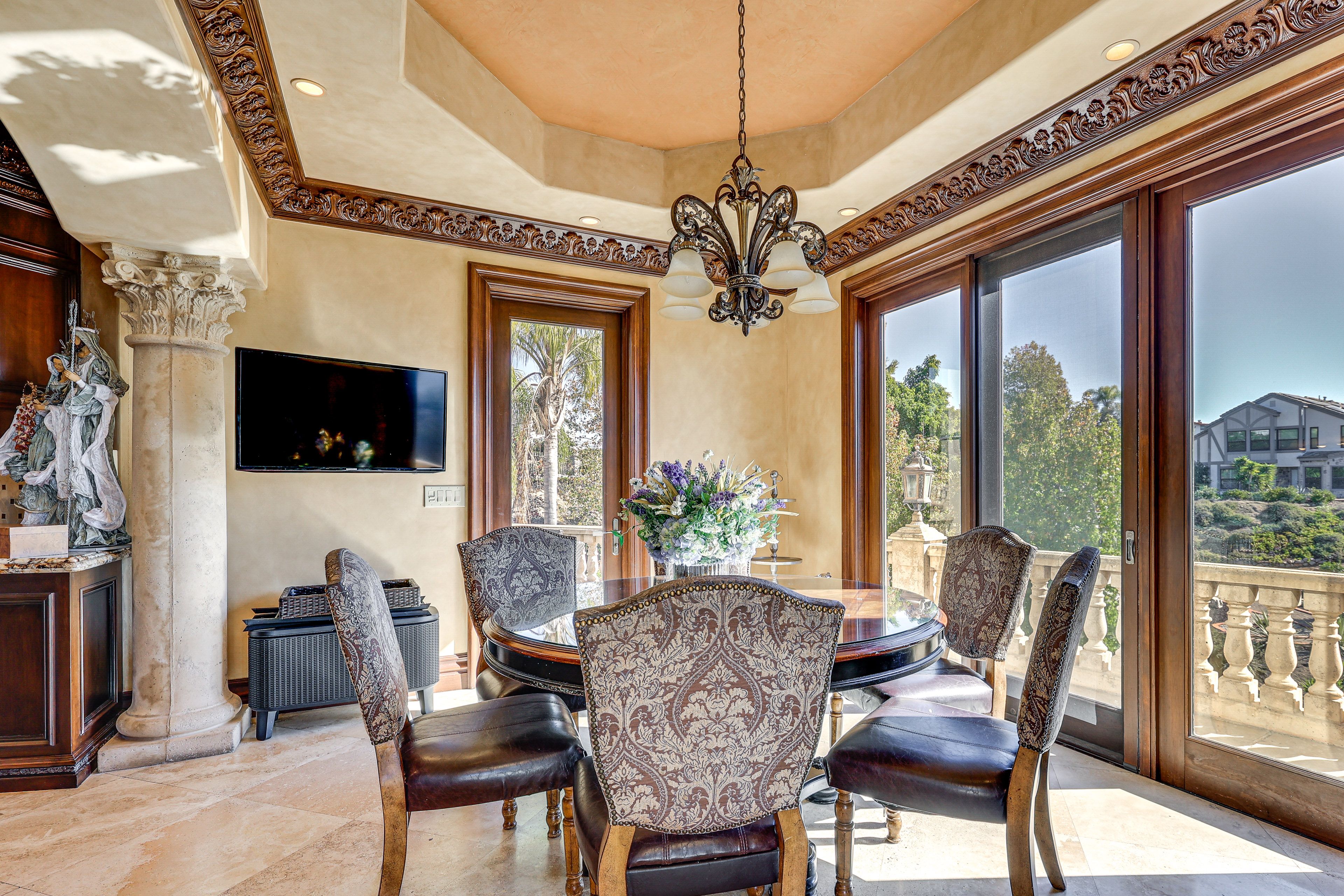 Breakfast Nook | 1st Floor | Smart TV