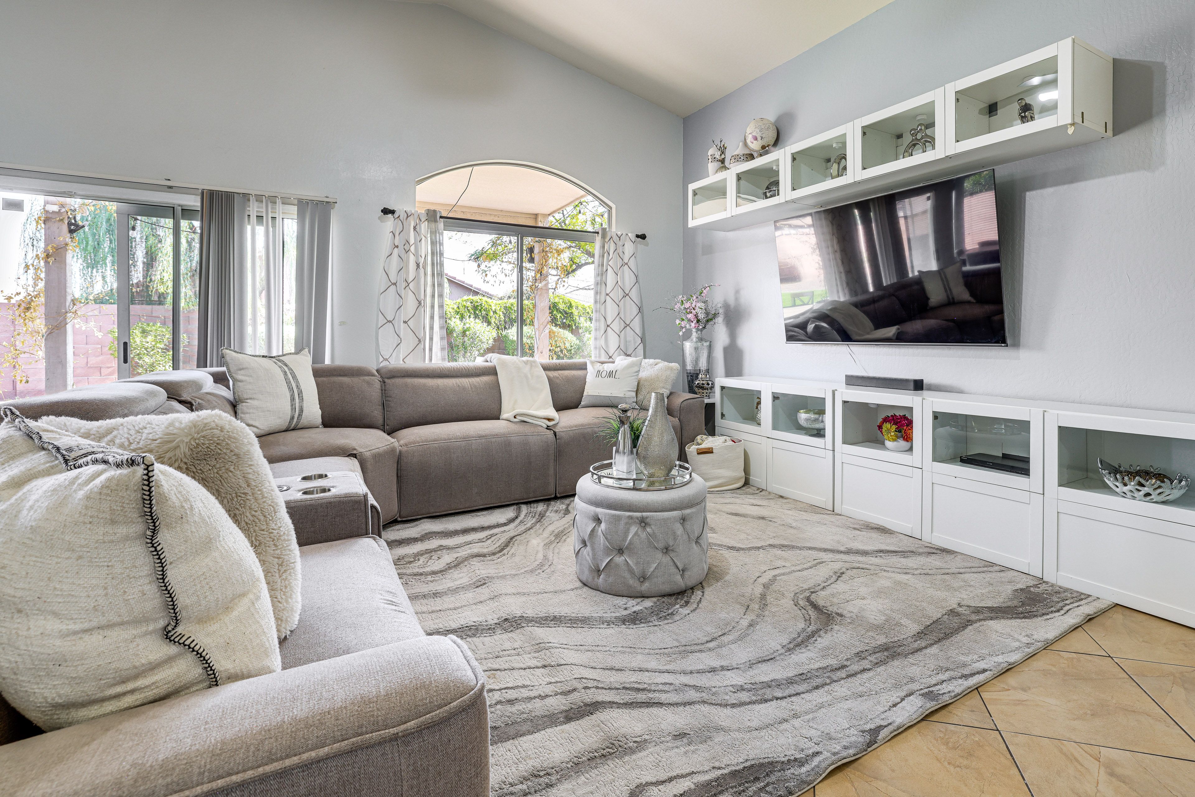 Living Room | Free WiFi | Central Heating & A/C | Smart TV