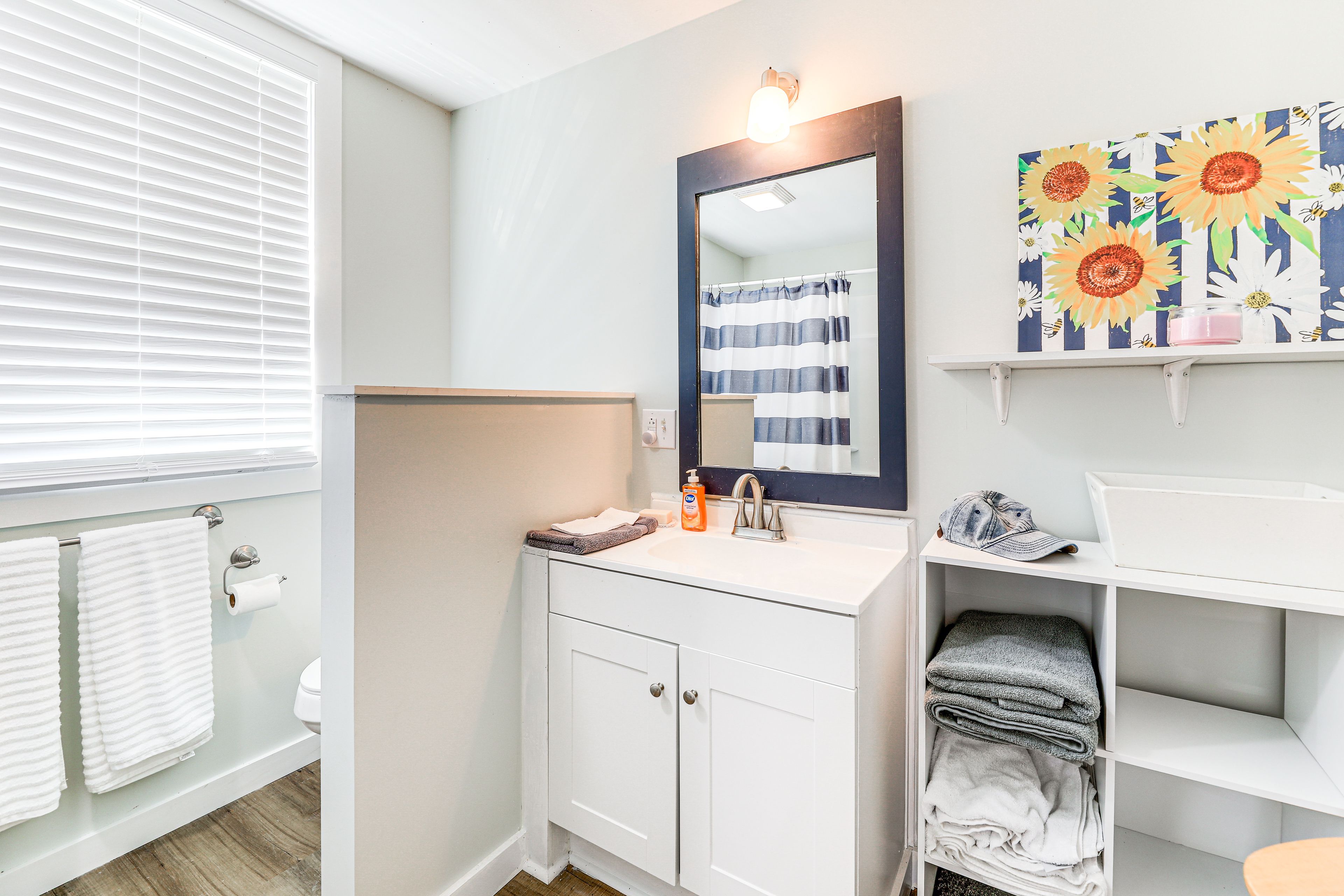 Full Bathroom | Towels Provided | Complimentary Toiletries