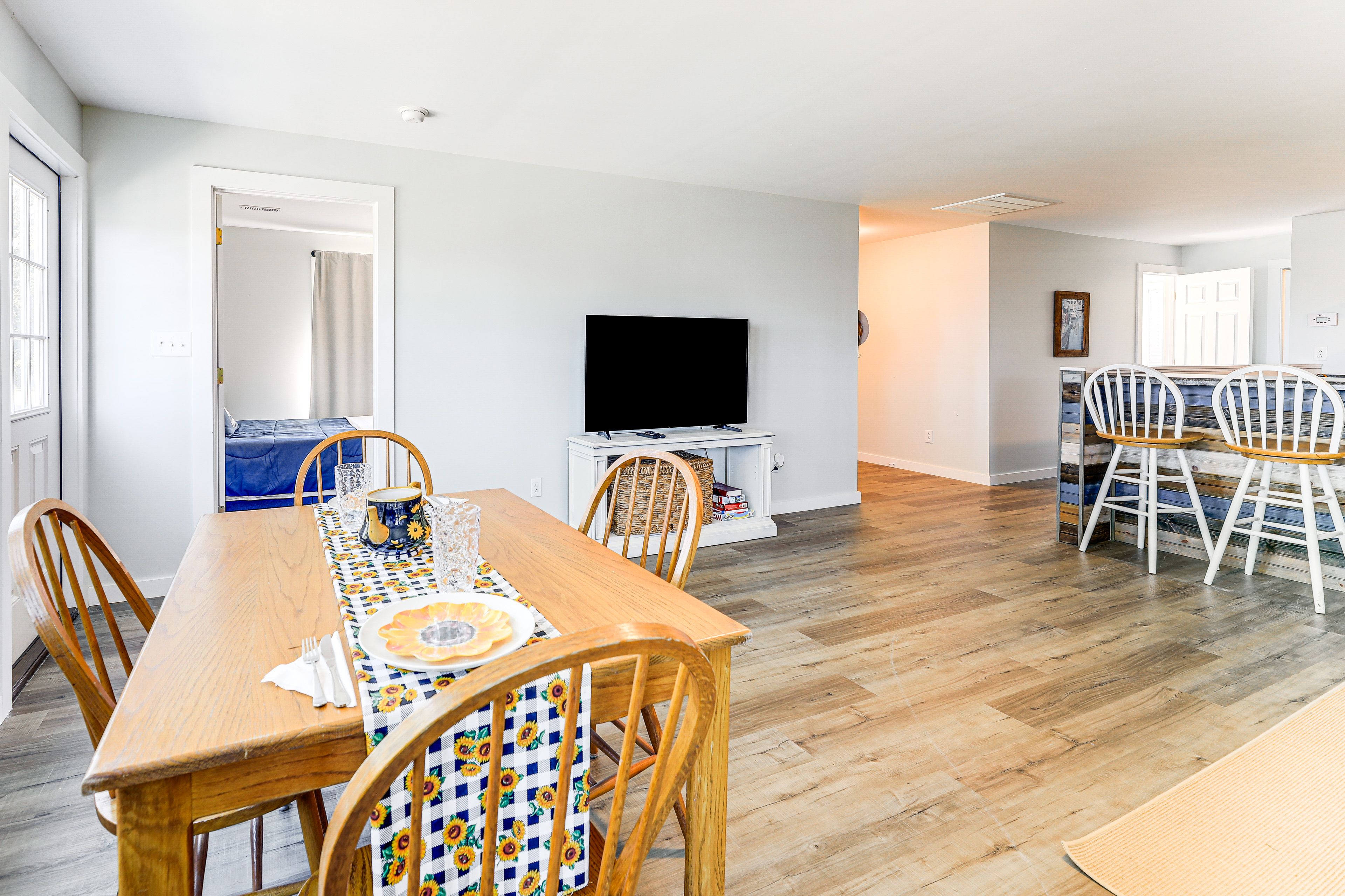 Dining Area | Dishware & Flatware