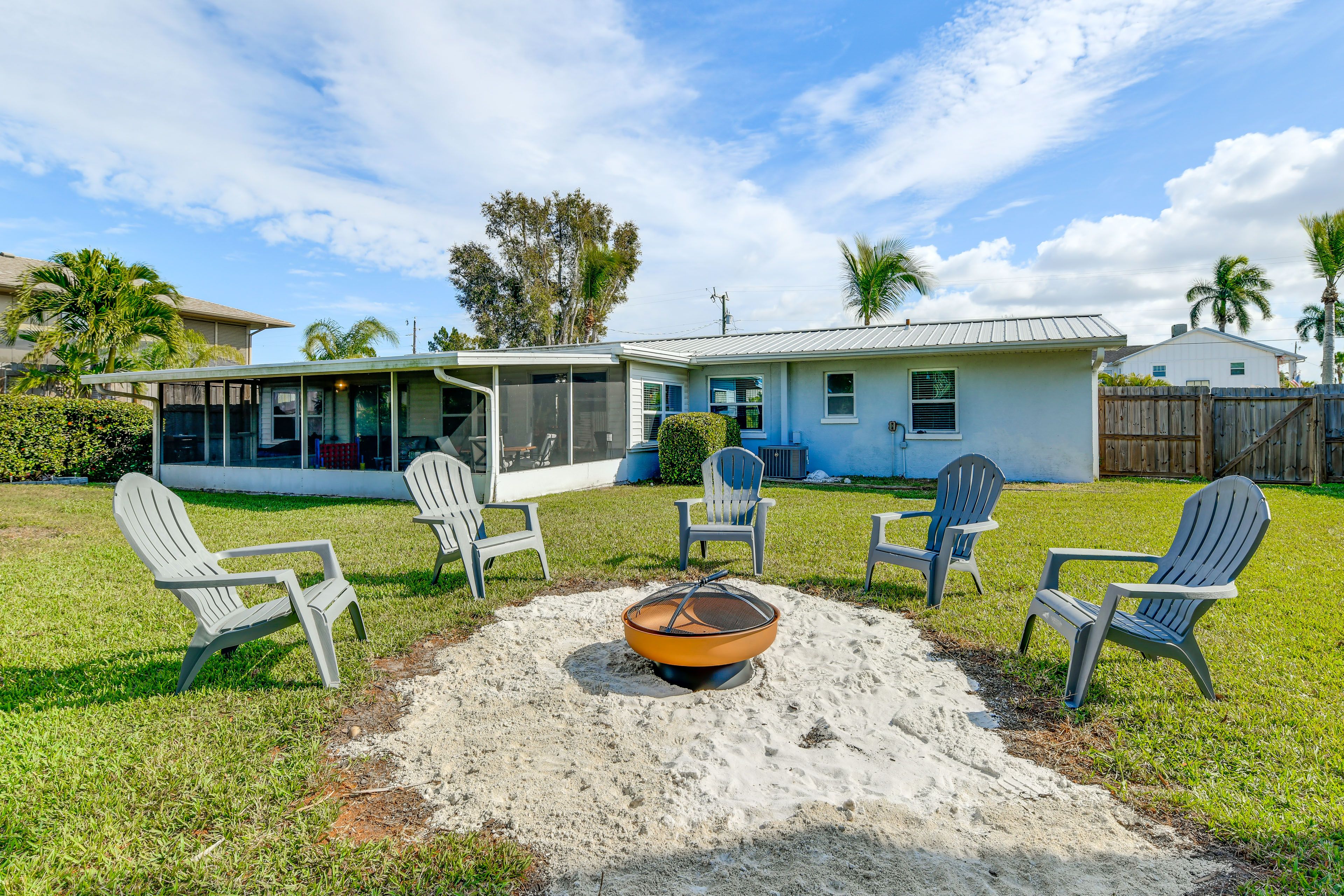 Palmetto Vacation Rental | 3BR | 2BA | 1,200 Sq Ft | 1 Step to Enter