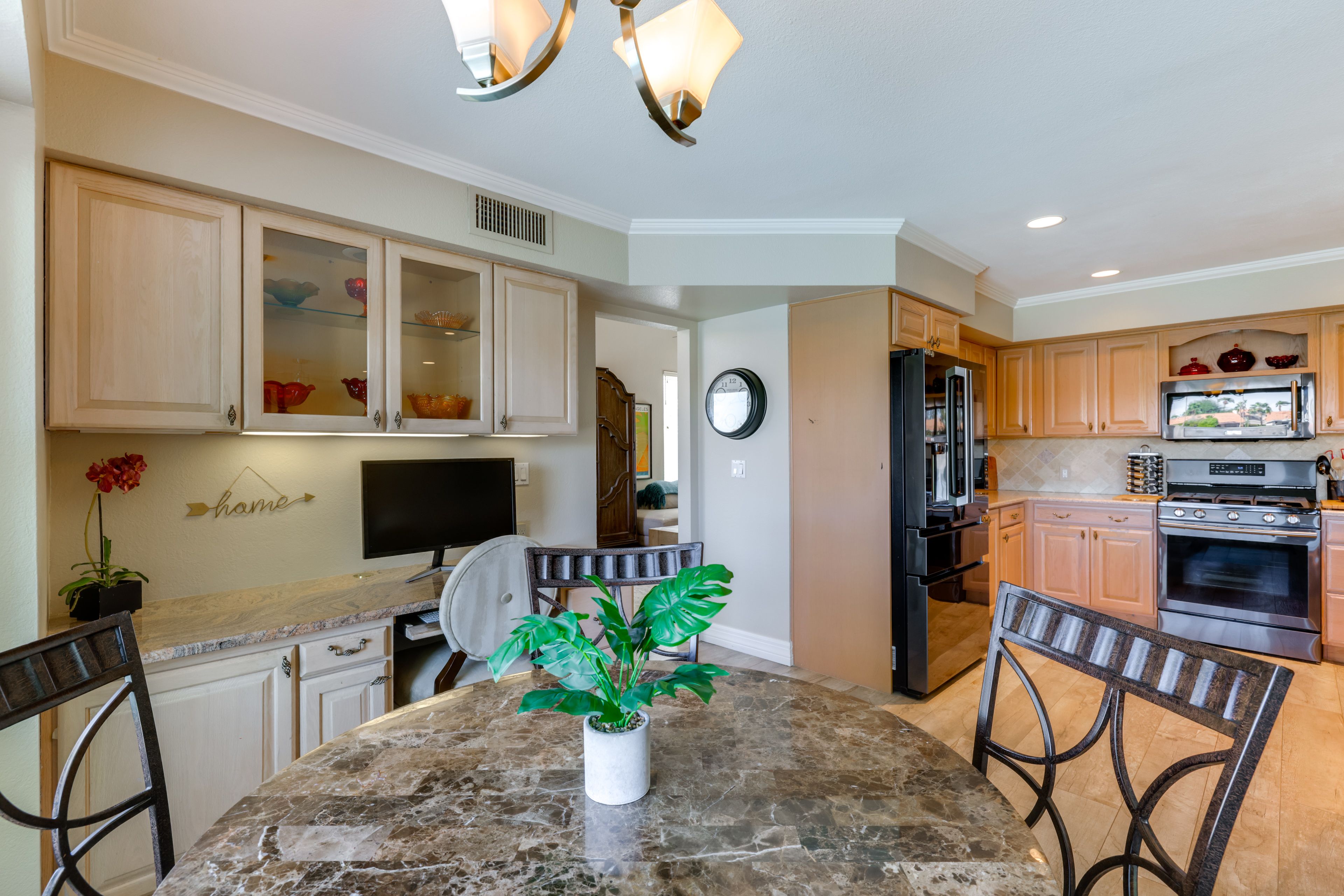 Dining Area | Dishware/Flatware Provided | 1st Floor