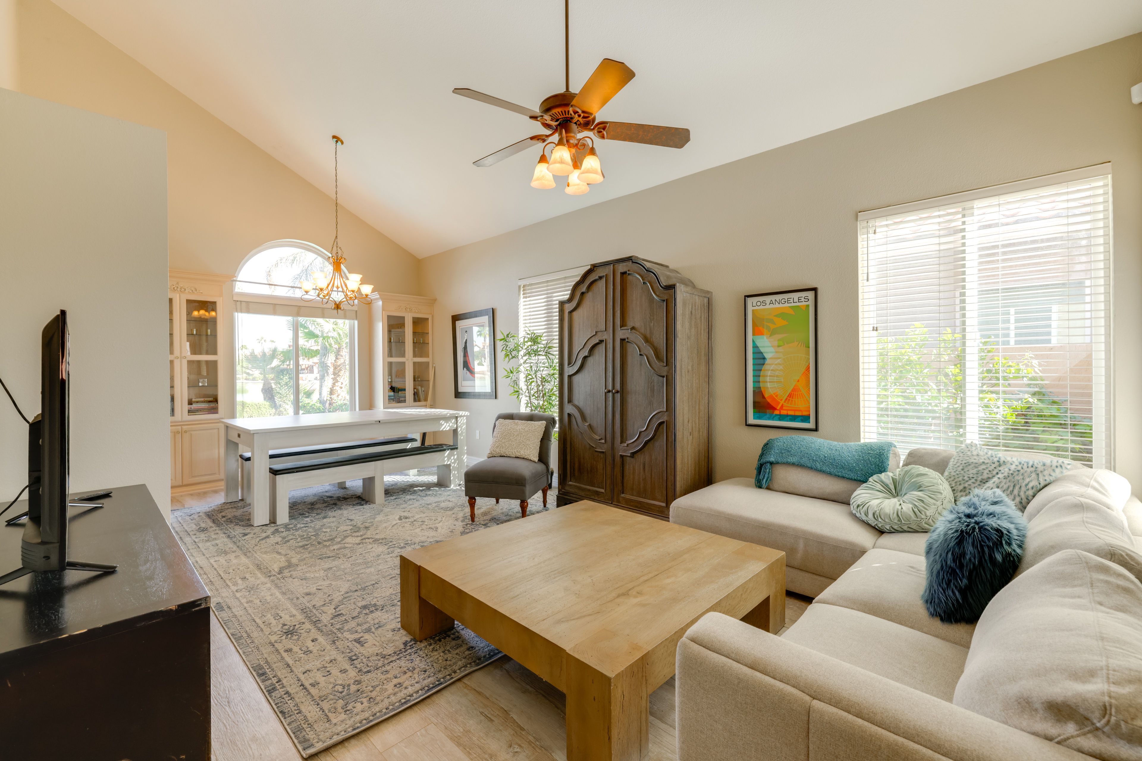 Living Room | Free WiFi | Central Heating & A/C | Smart TV | 1st Floor
