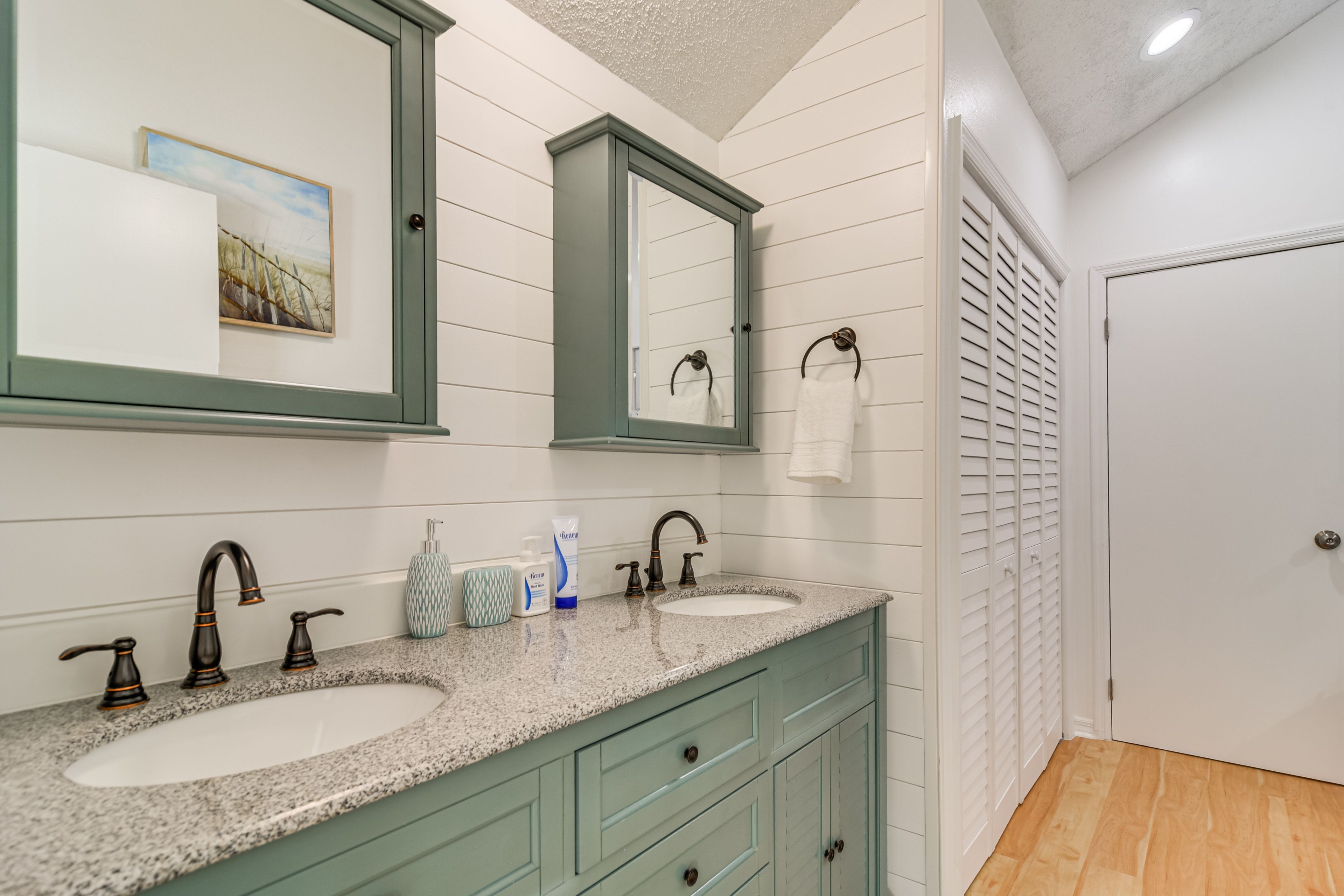 Full Bathroom | Linens & Towels