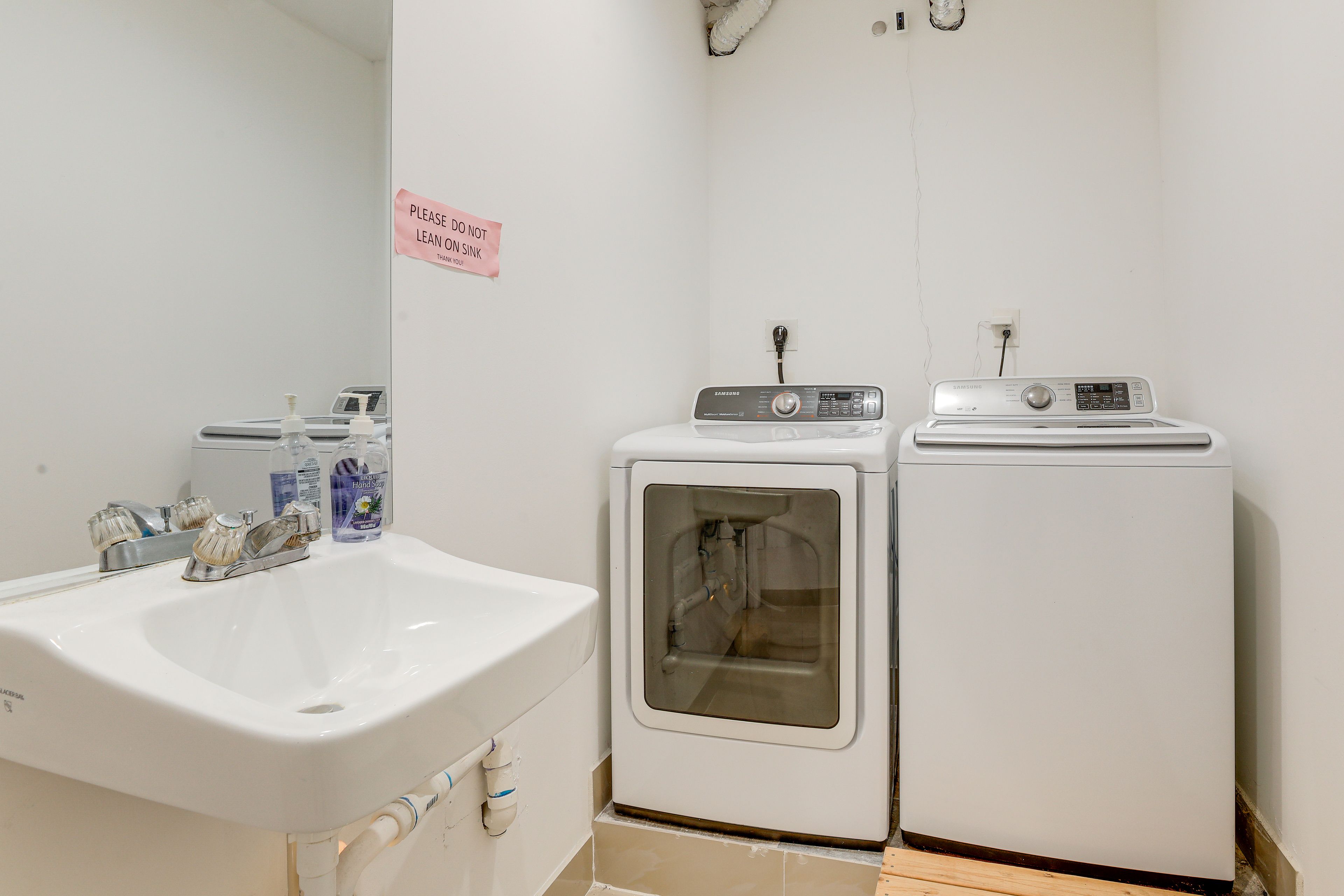 Laundry Room | Basement | Washer & Dryer