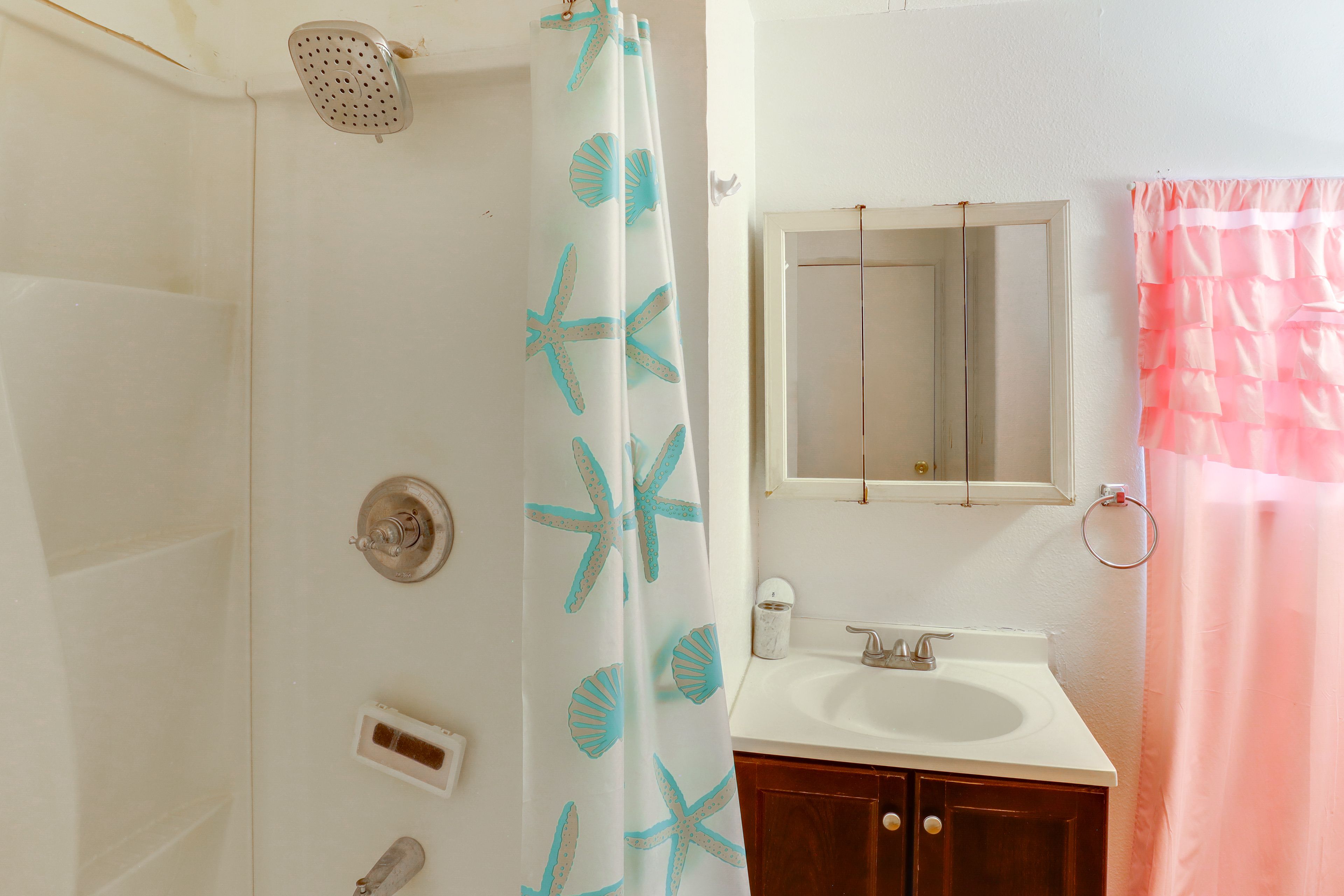 Full Bathroom | Towels Provided | Complimentary Toiletries