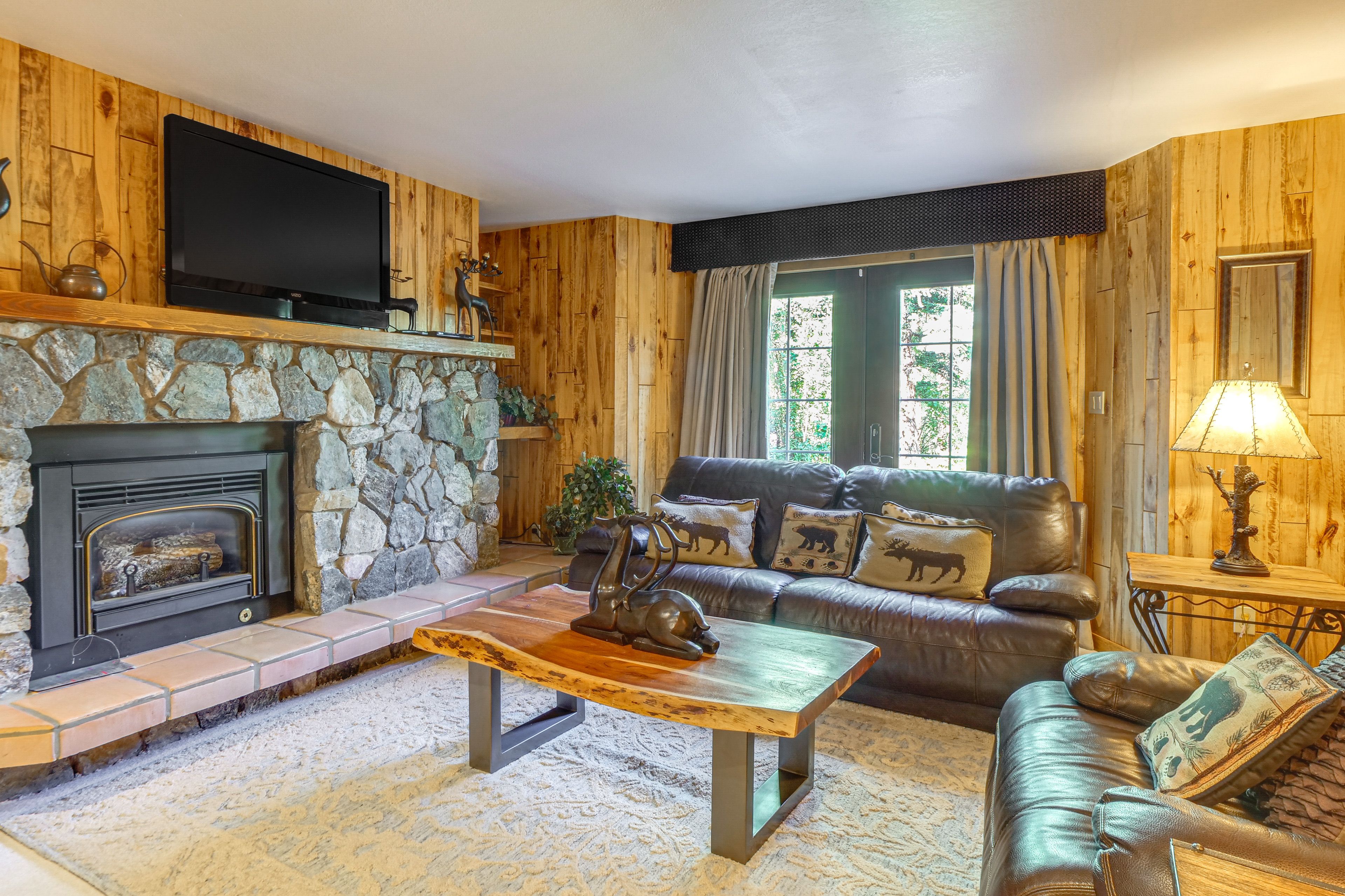 Family Room | Wet Bar | Workspace | Free WiFi | Smart TV