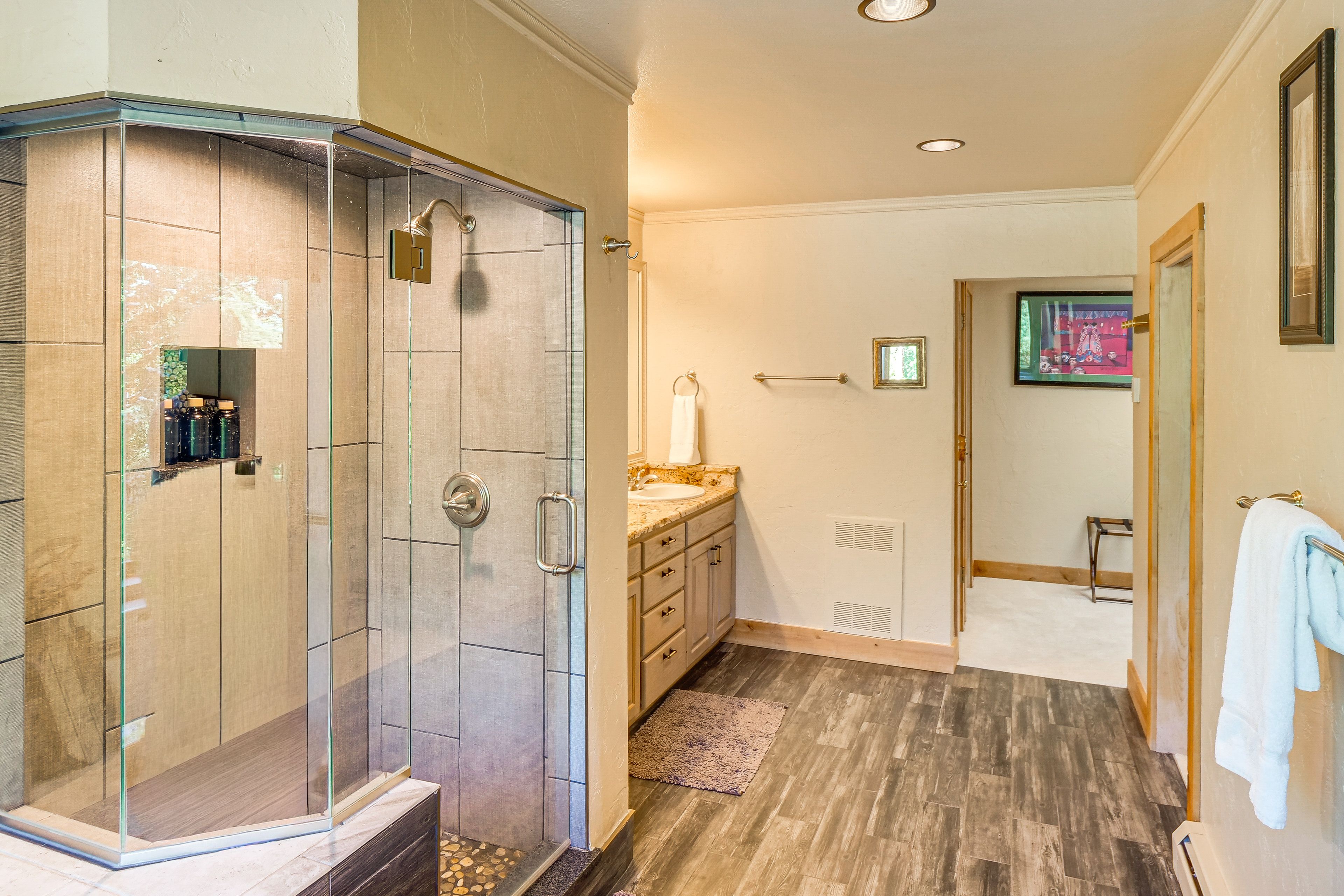 En-Suite Bathroom | Soaking Tub | Double Sinks | Upper Level