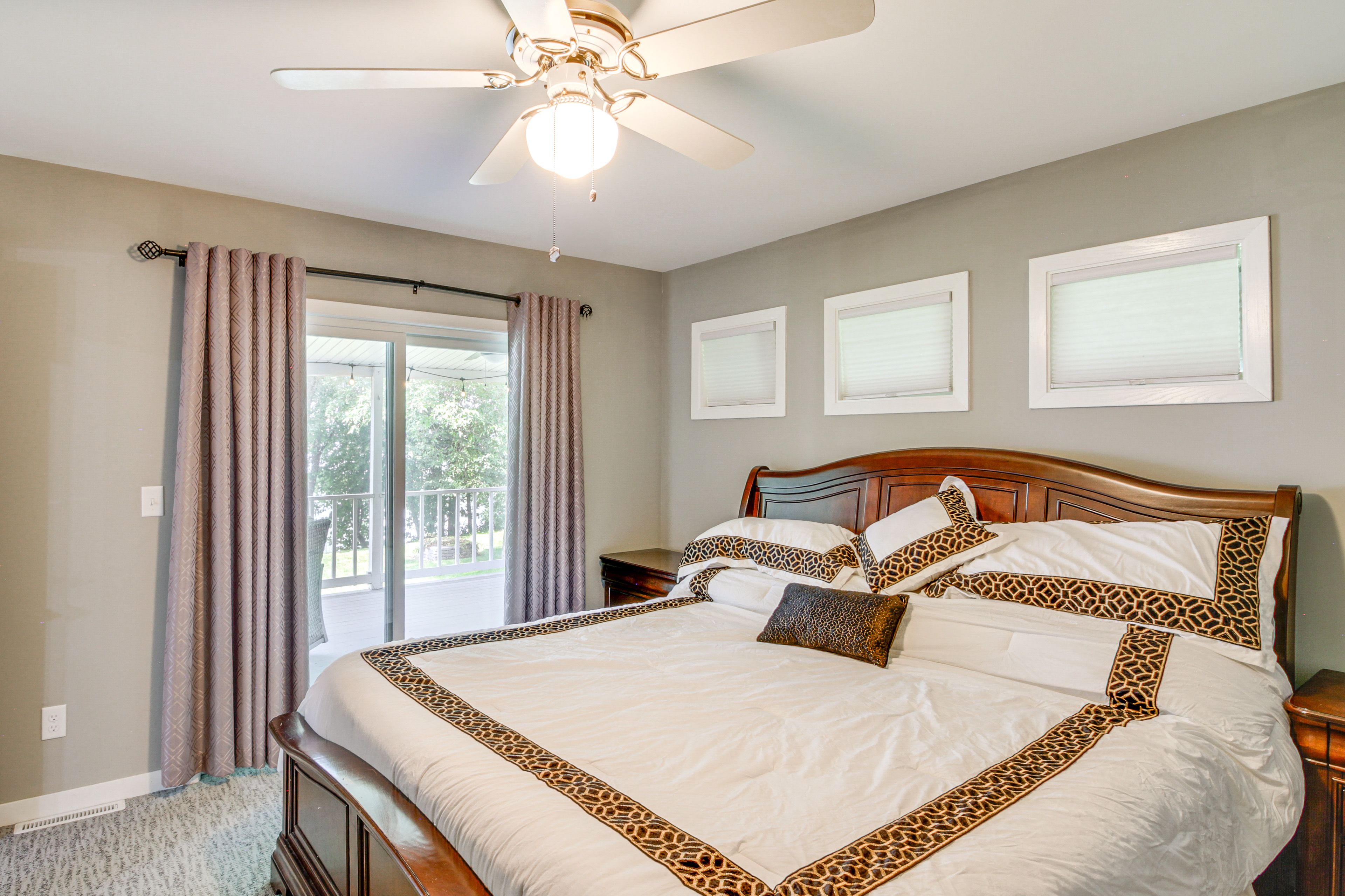 Bedroom 1 | King Bed | Linens | 1st Floor