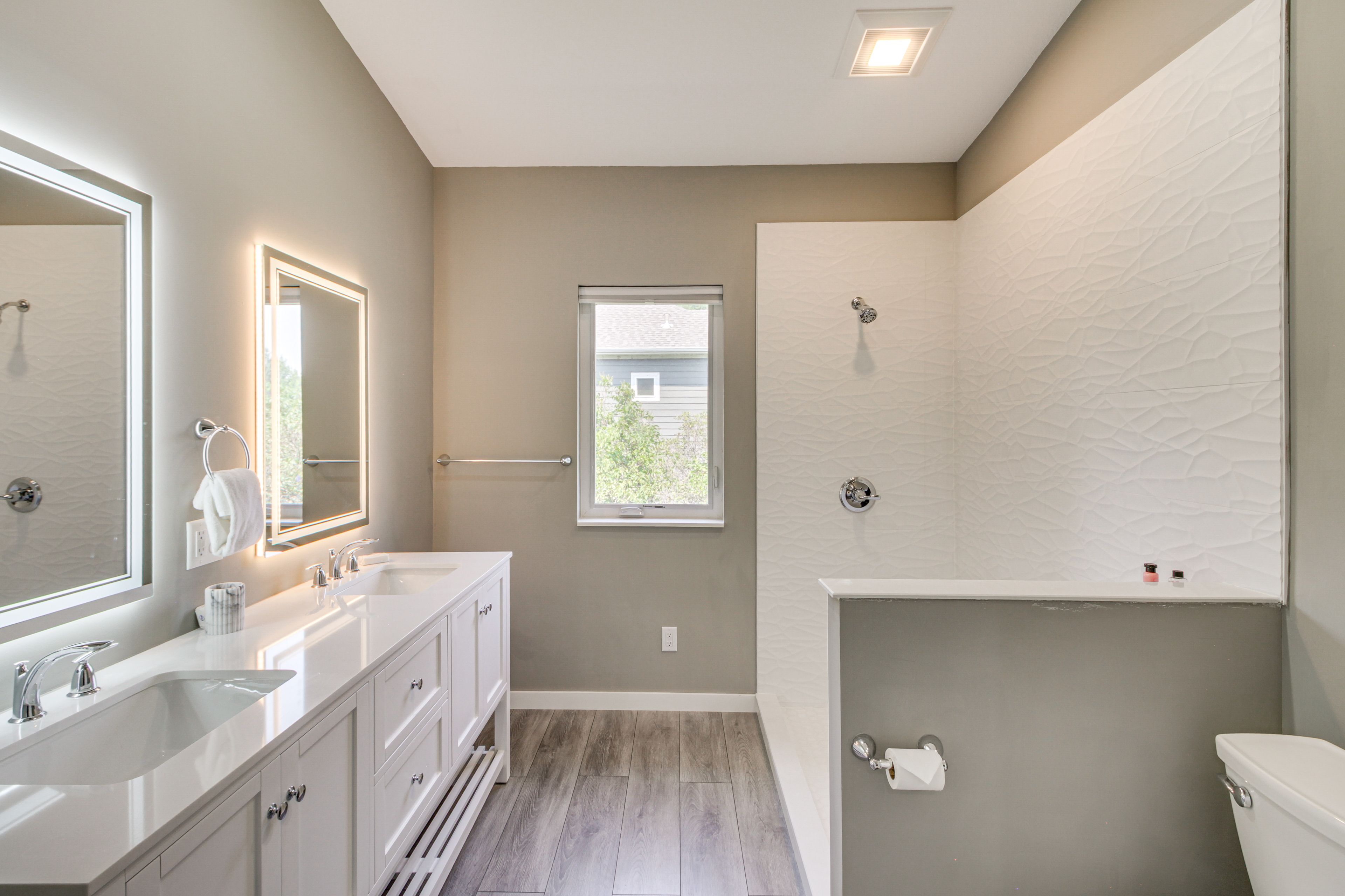 Full Bath | 2nd Floor