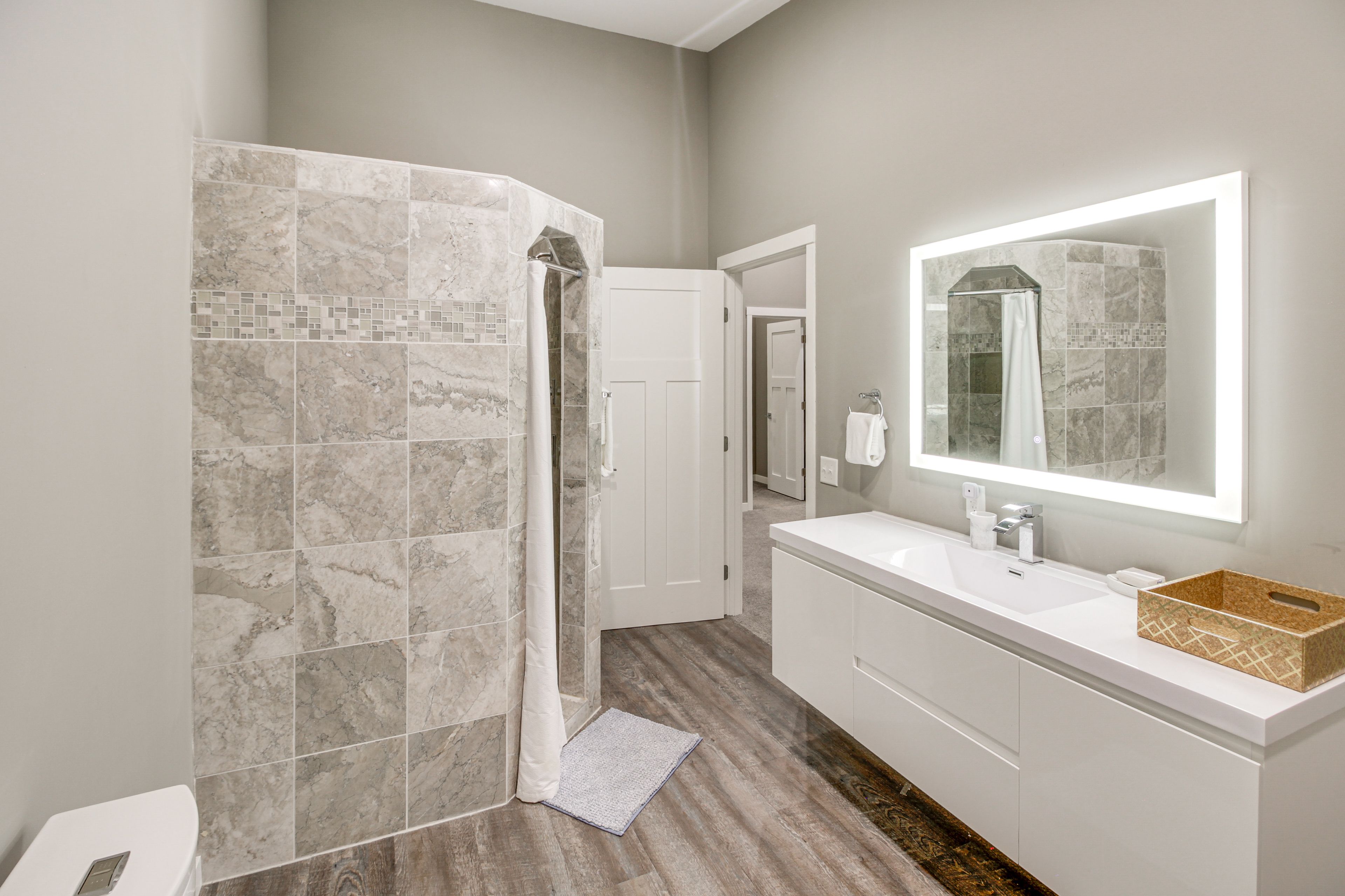 Full Bath | 2nd Floor