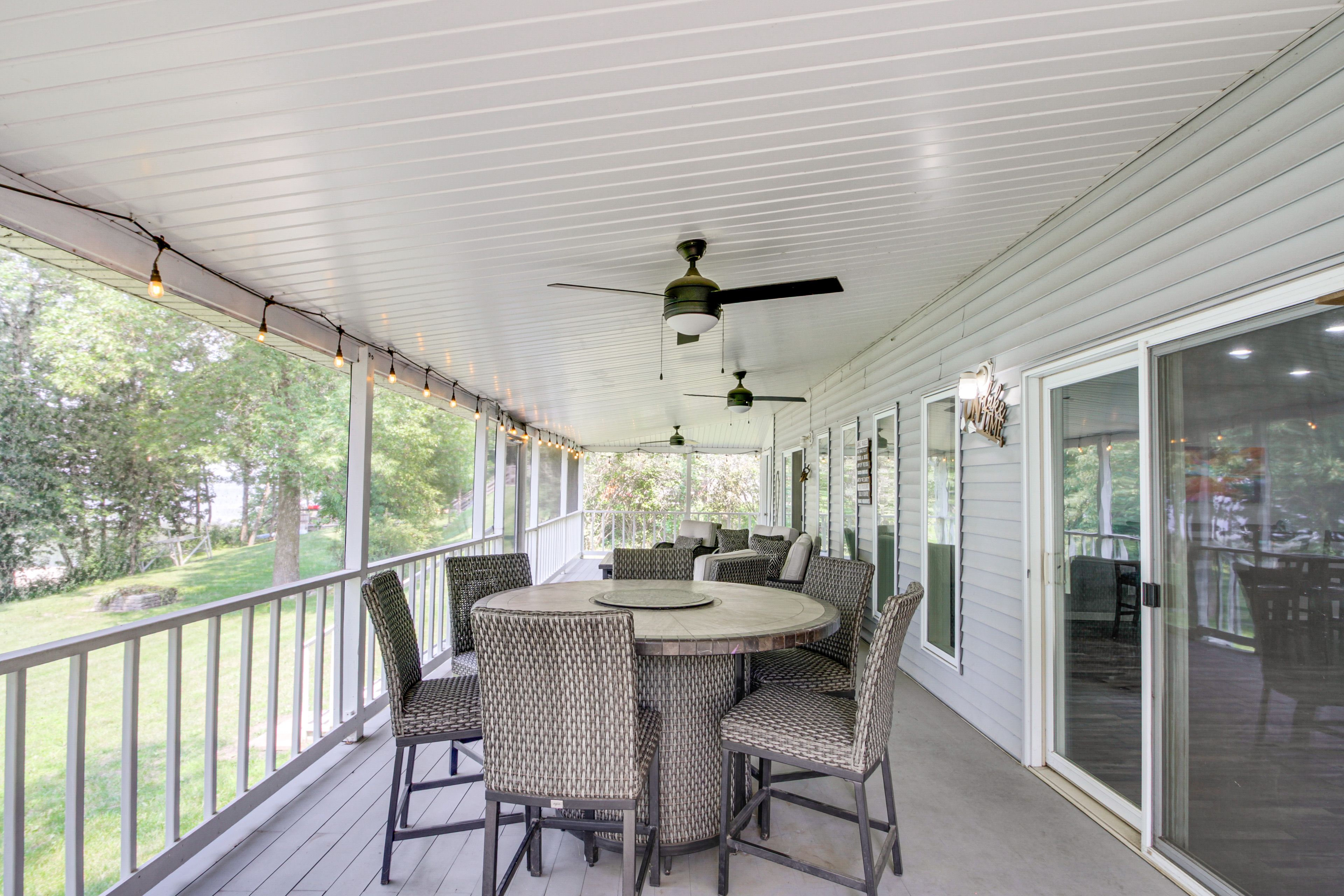 Screened-In Deck | Outdoor Dining Space