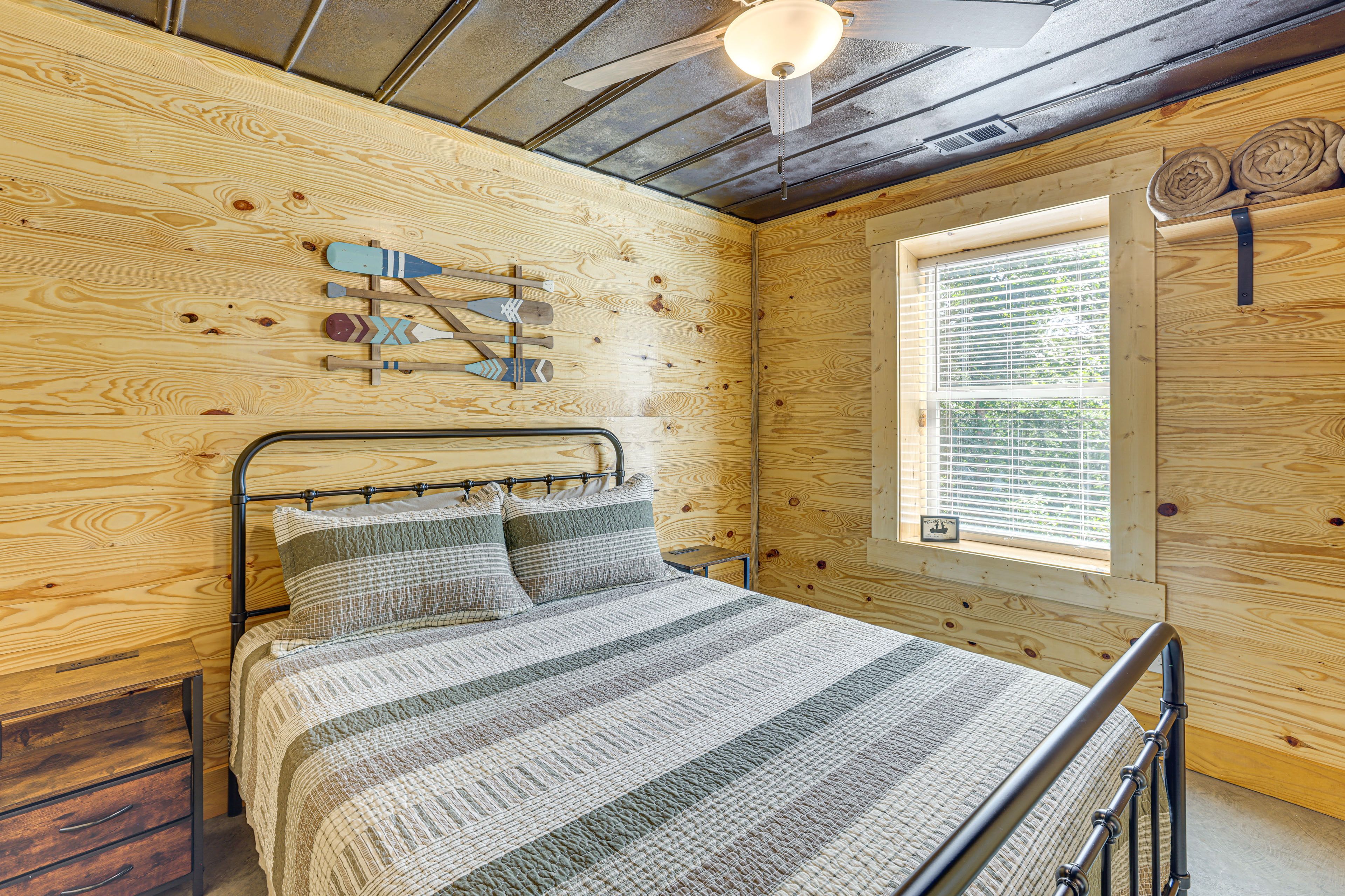 Bedroom | Queen Bed | Linens