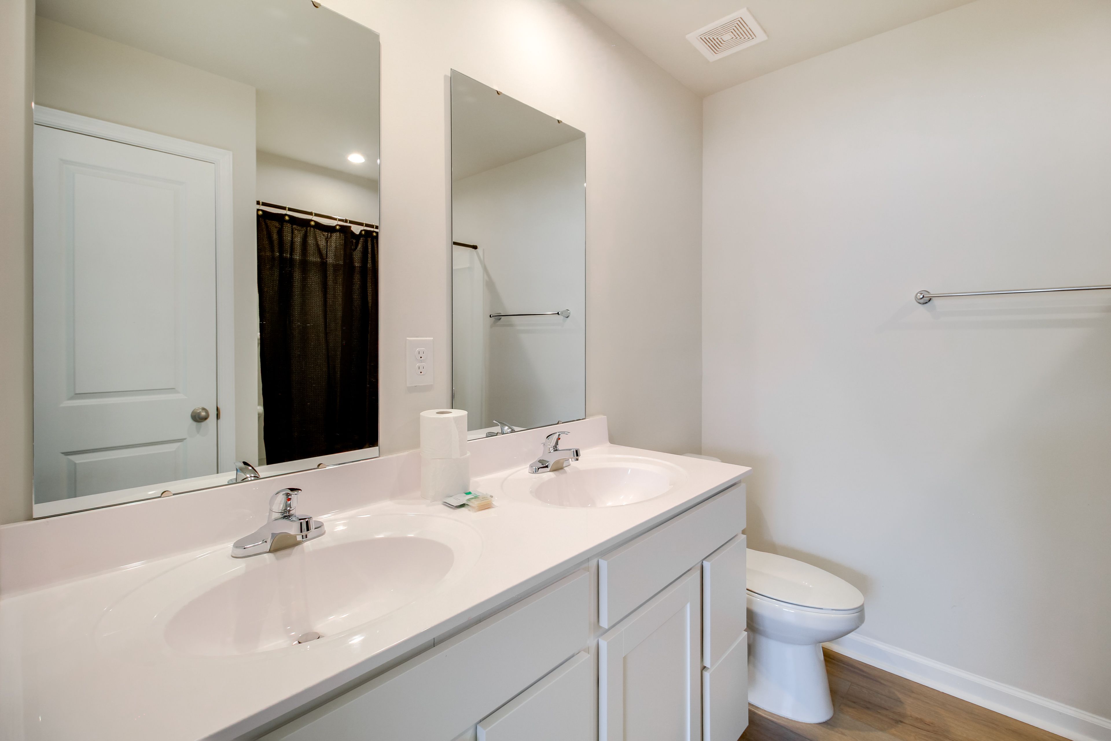 Full Bathroom | 2nd Floor | Towels Provided