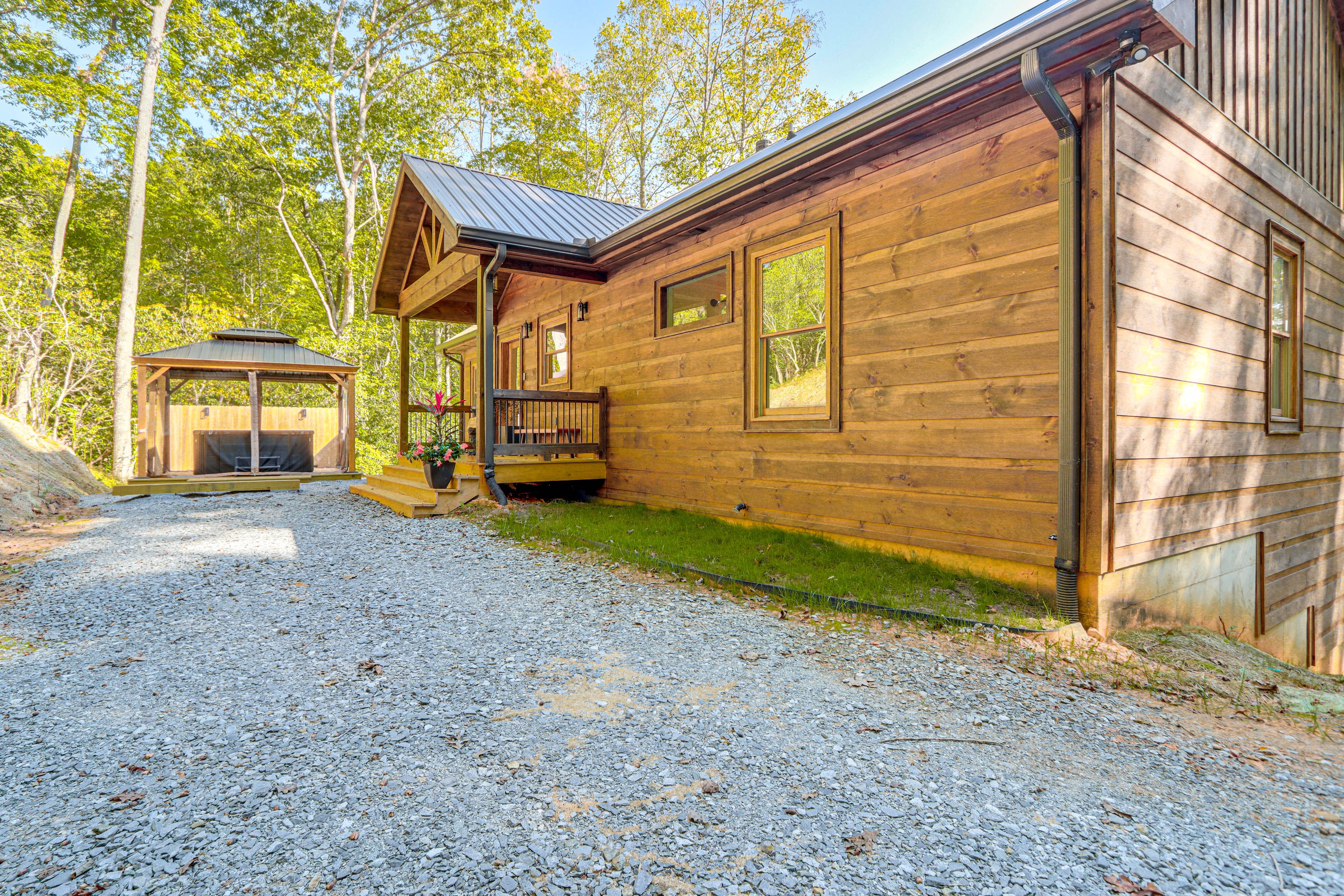 Parking | Gravel Driveway (4 Vehicles)
