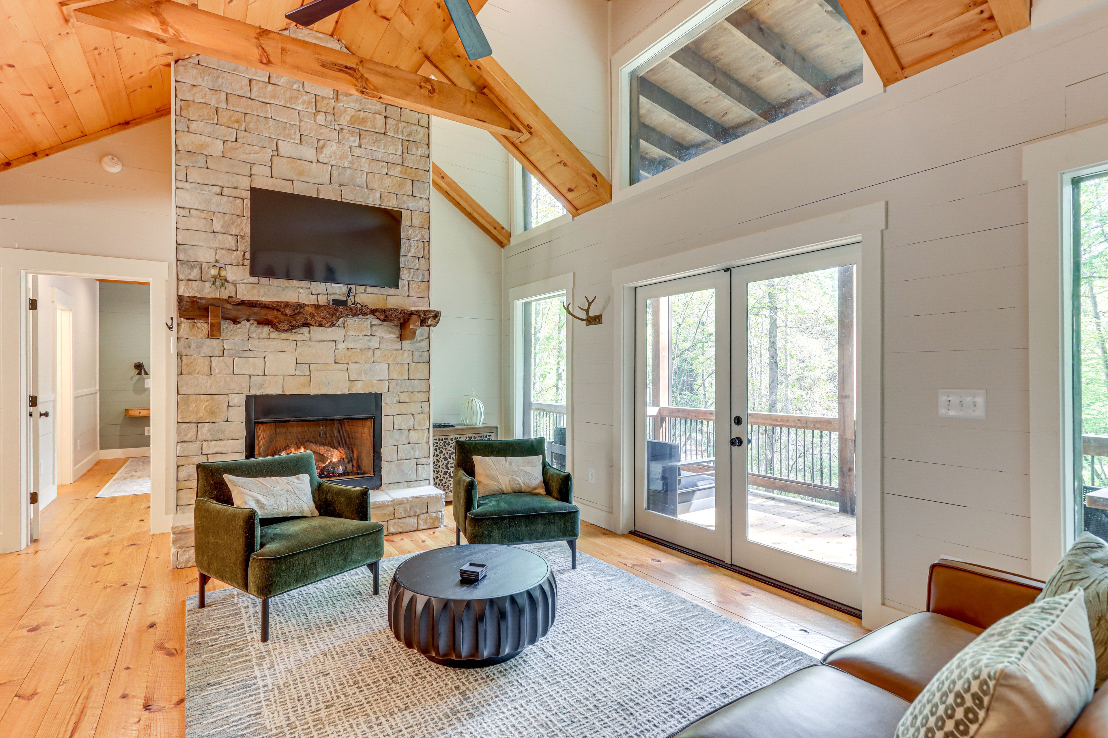 Living Room | Fireplace | Flat-Screen TV | Free WiFi | Central Heat & A/C