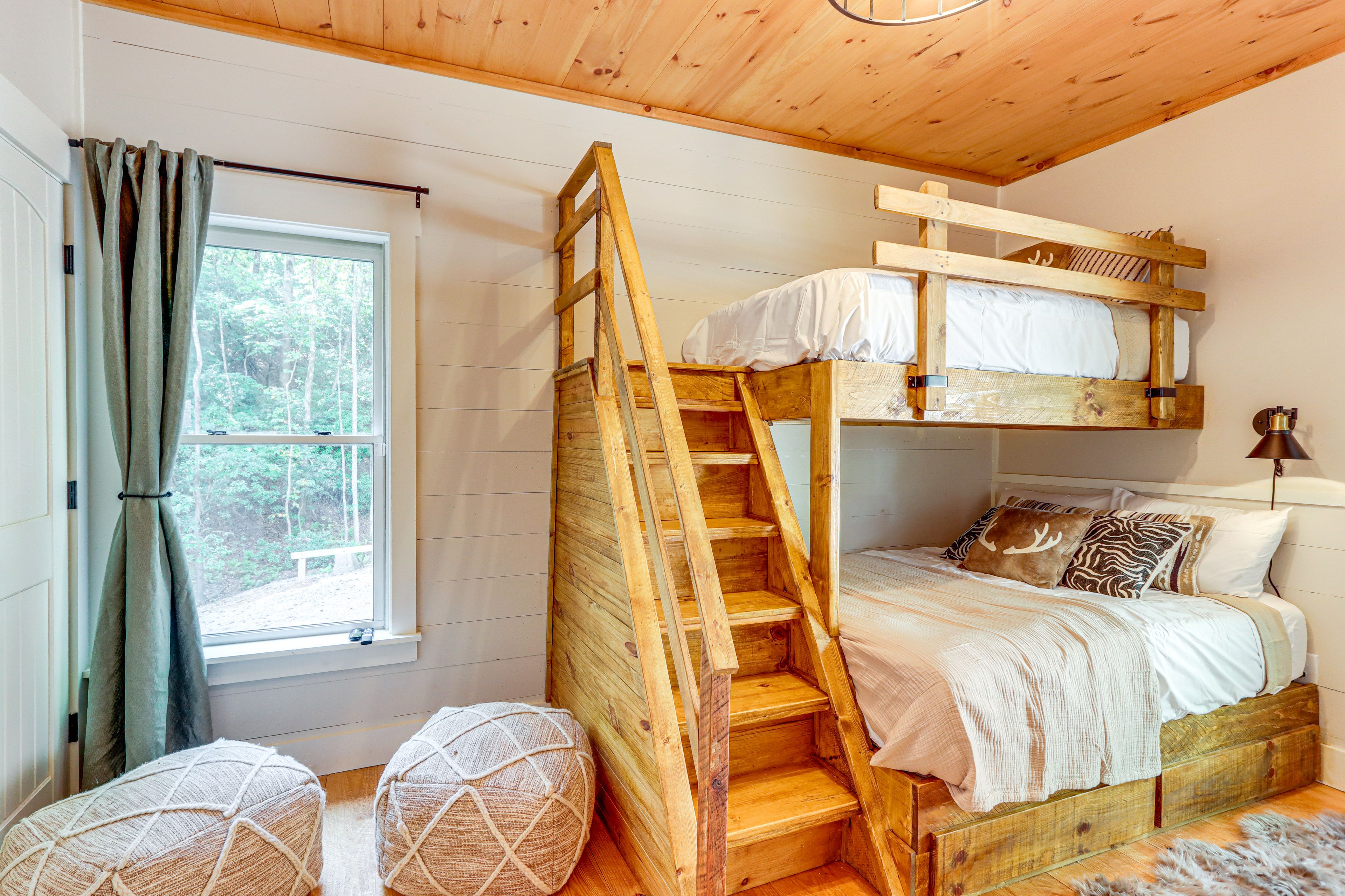 Bedroom 3 | Twin/Full Bunk Bed | Super Mario Arcade Game | Flat-Screen TV