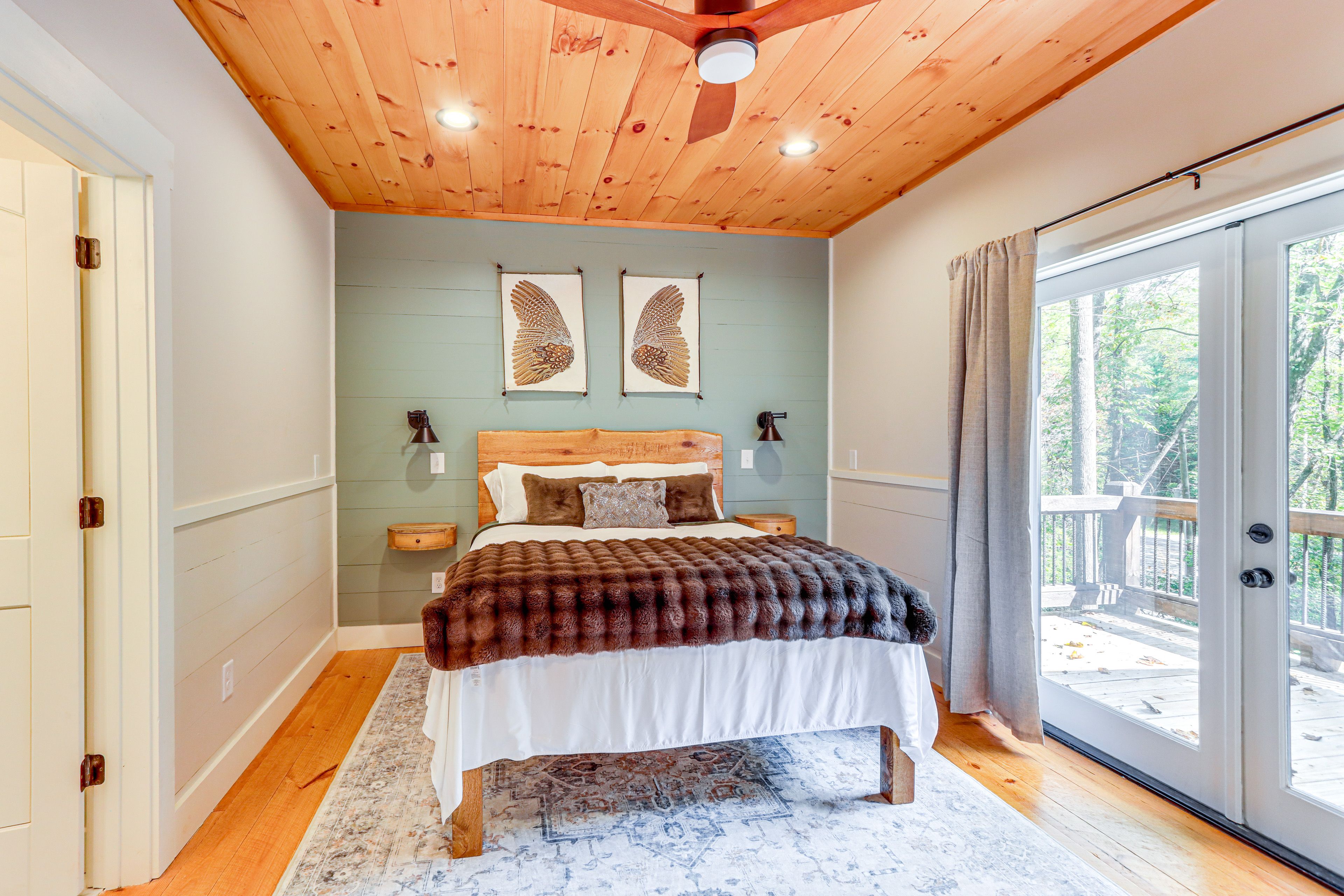 Bedroom 1 | Queen Bed | Linens Provided | En-Suite Bathroom