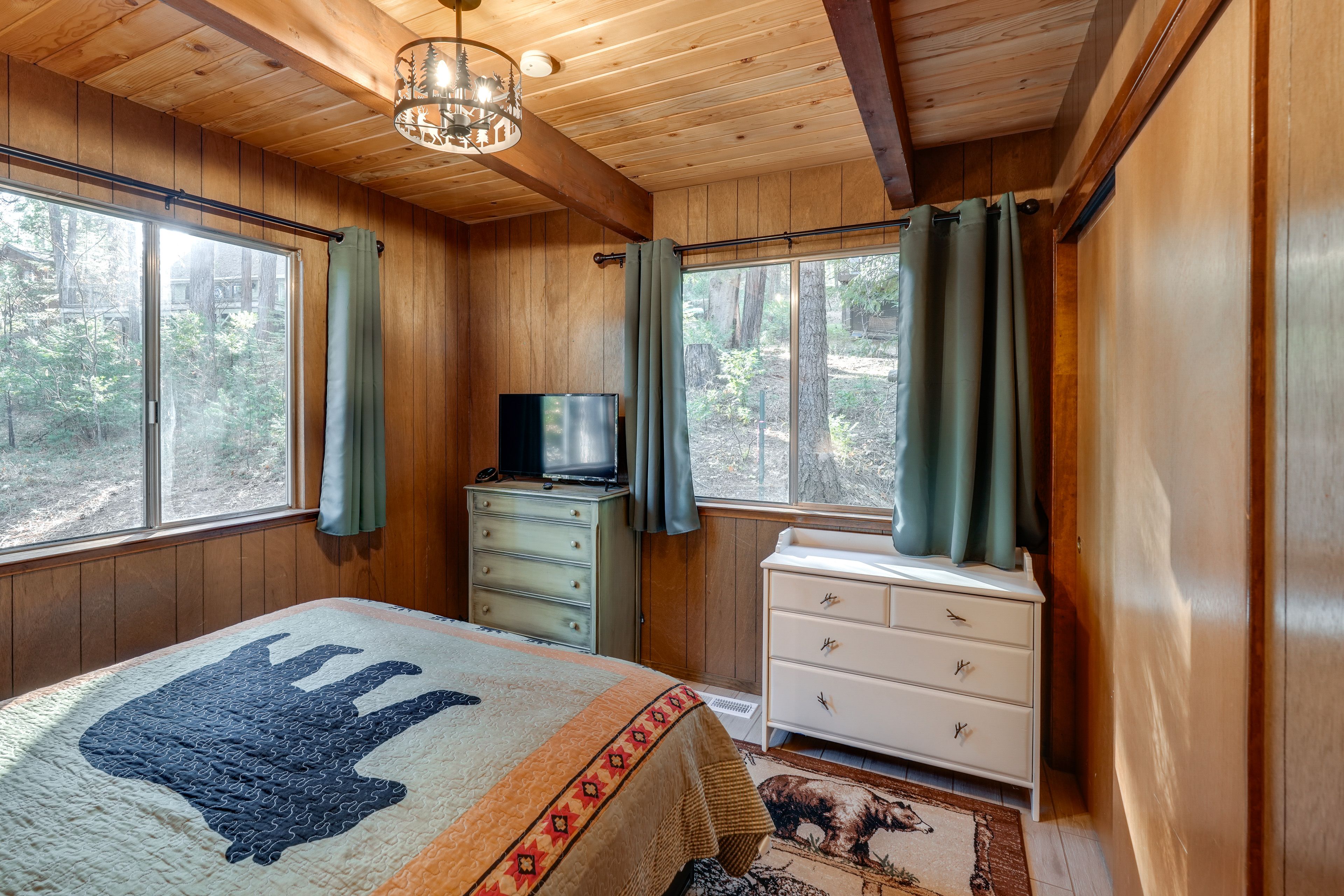 Bedroom 2 | Queen Bed | 1st Floor