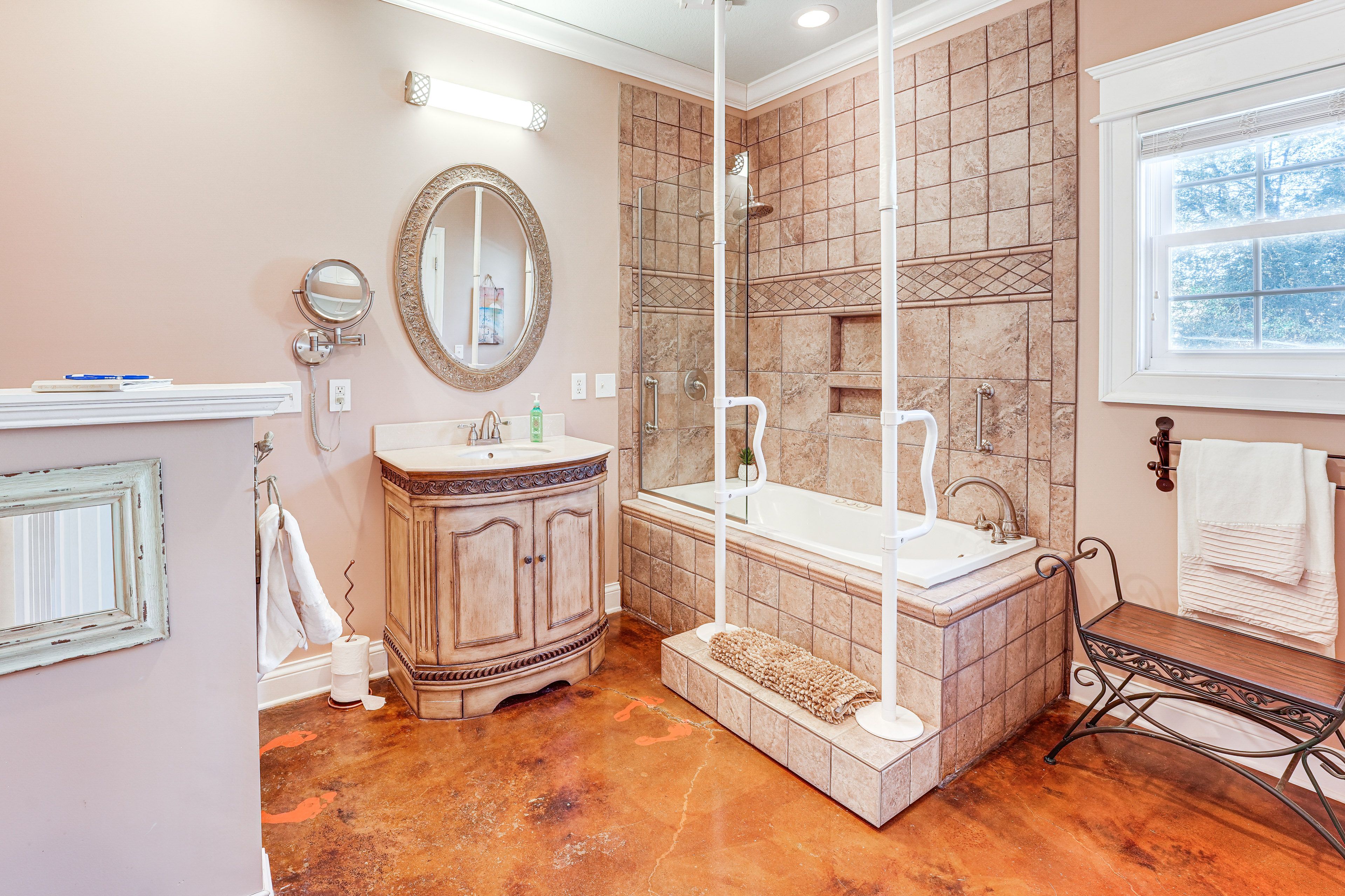 Studio | Full Bathroom | Complimentary Toiletries | Linens Provided