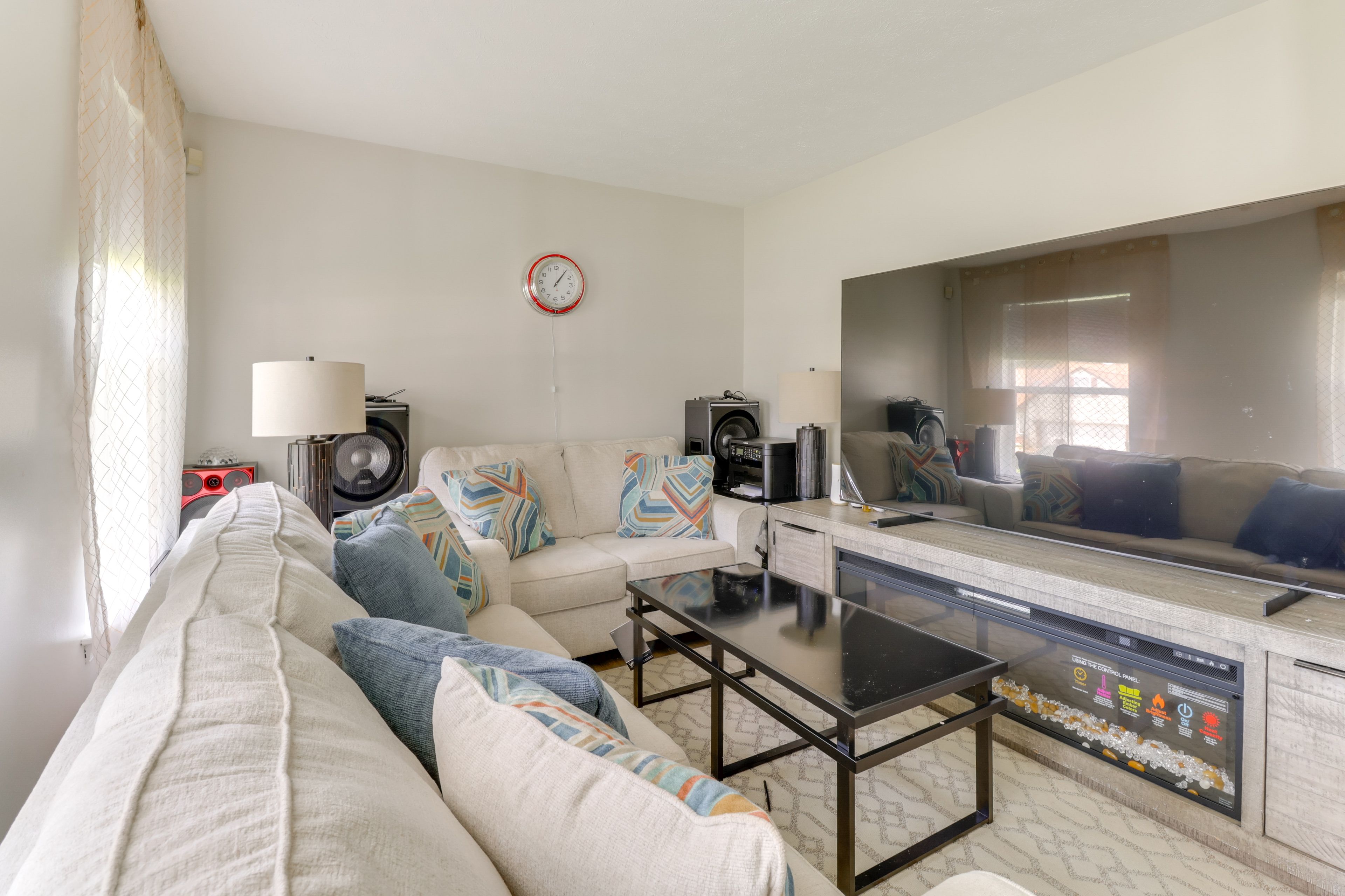 Living Room | Smart TV | Stereo System | Free WiFi