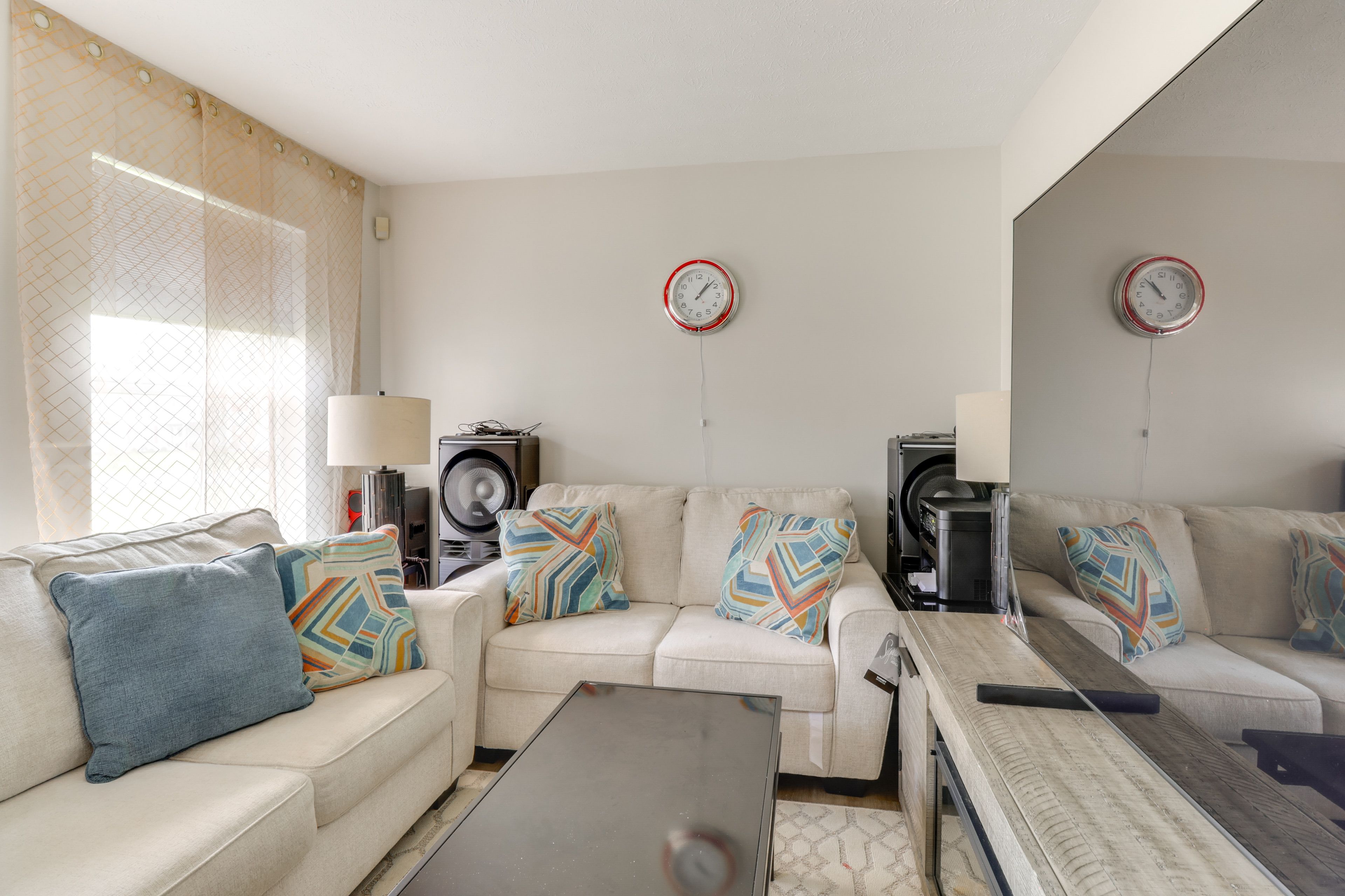 Living Room | Smart TV | Stereo System | 1st Floor