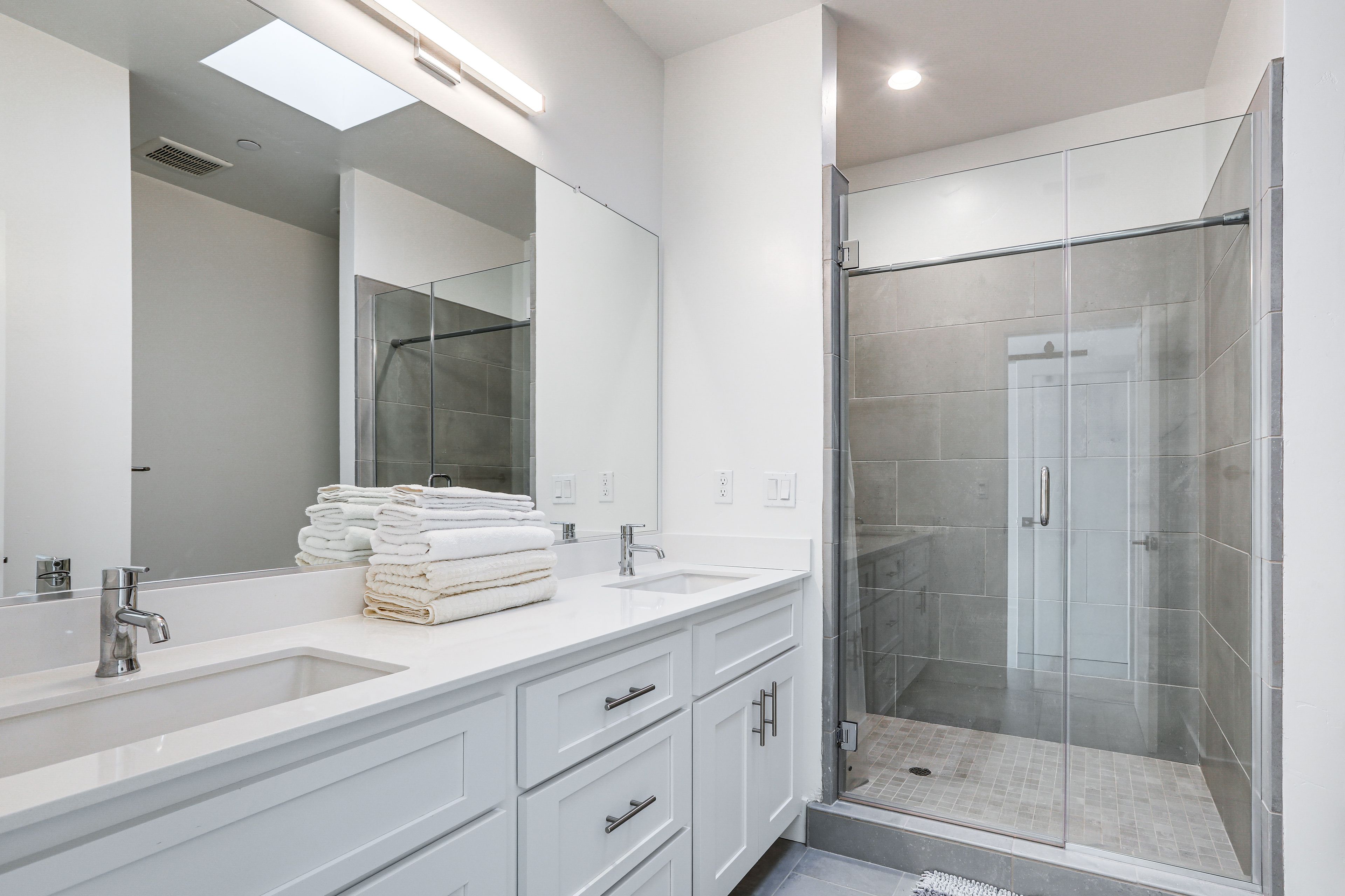 Full Bathroom | 3rd Floor