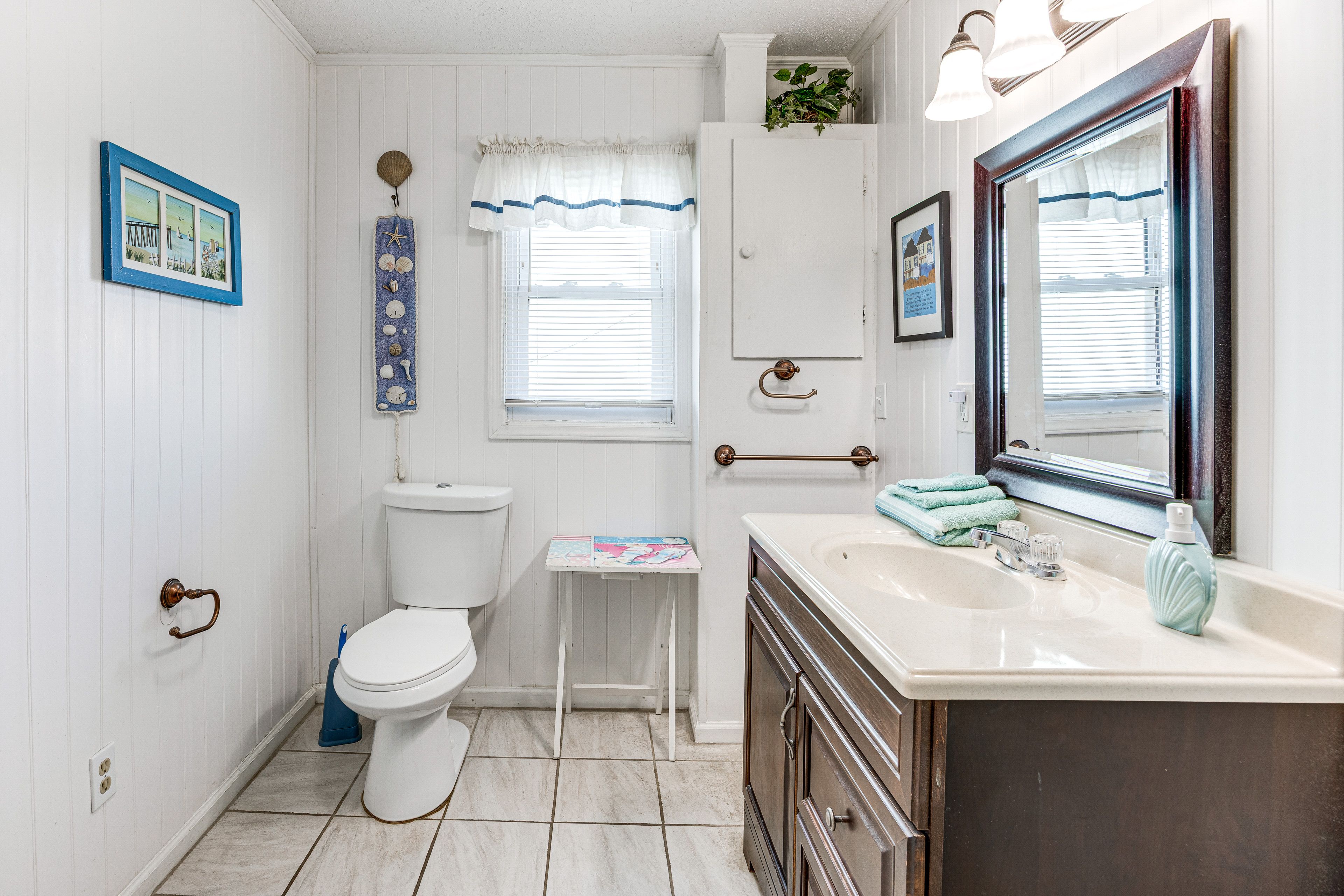 Full Bathroom | Towels Provided | Laundry