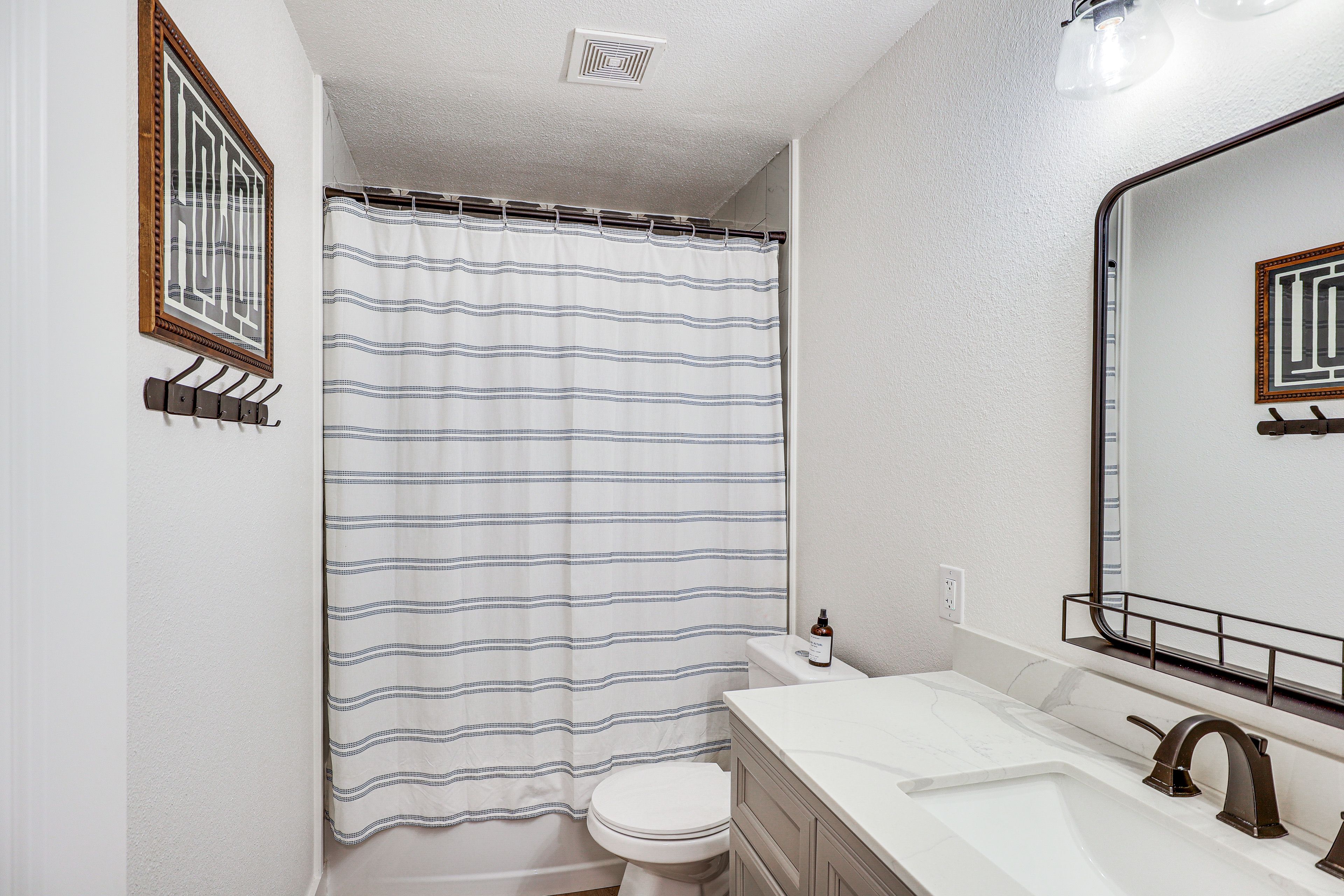 Full Bathroom | Towels Provided