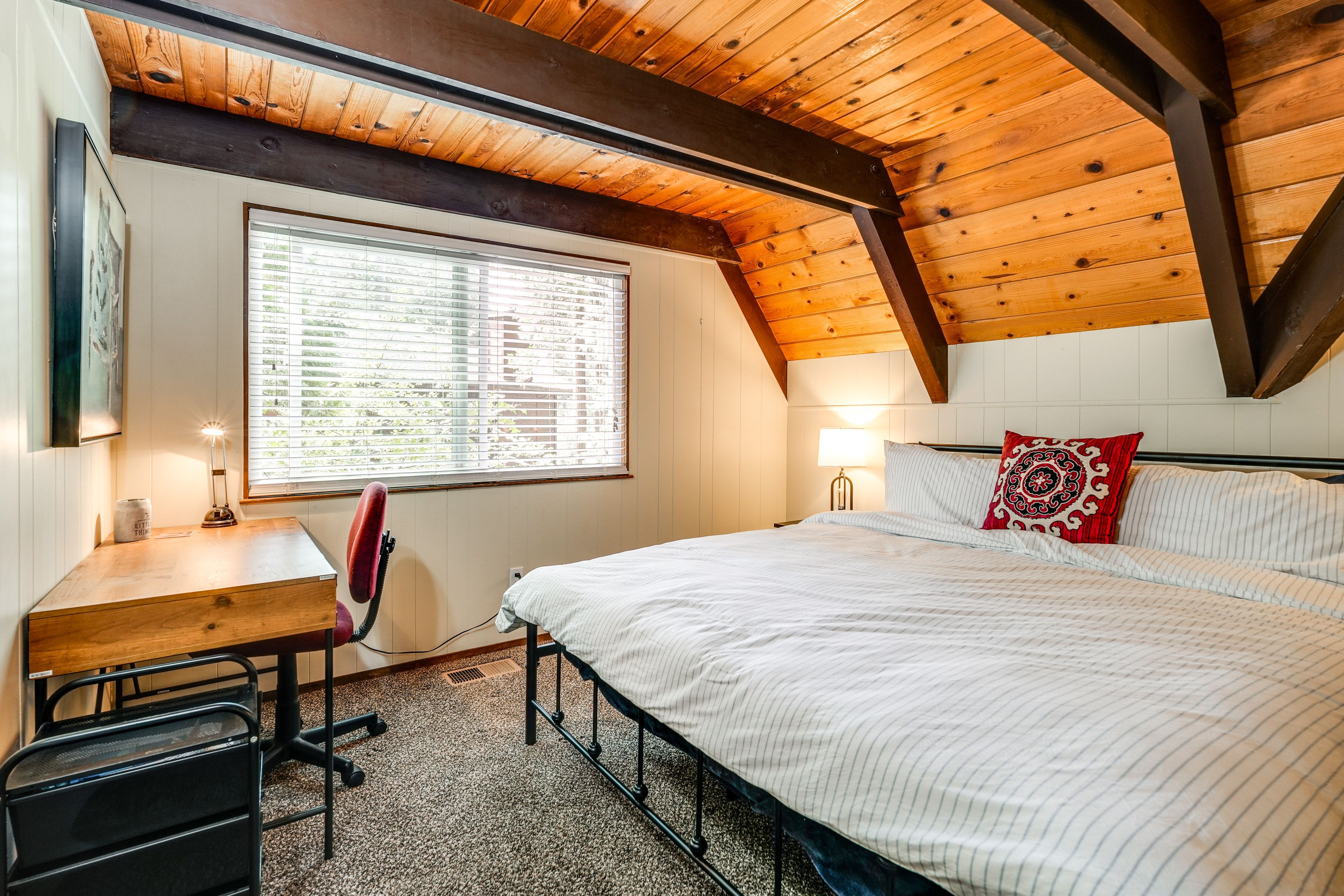 Bedroom 1 | King Bed | 1st Floor