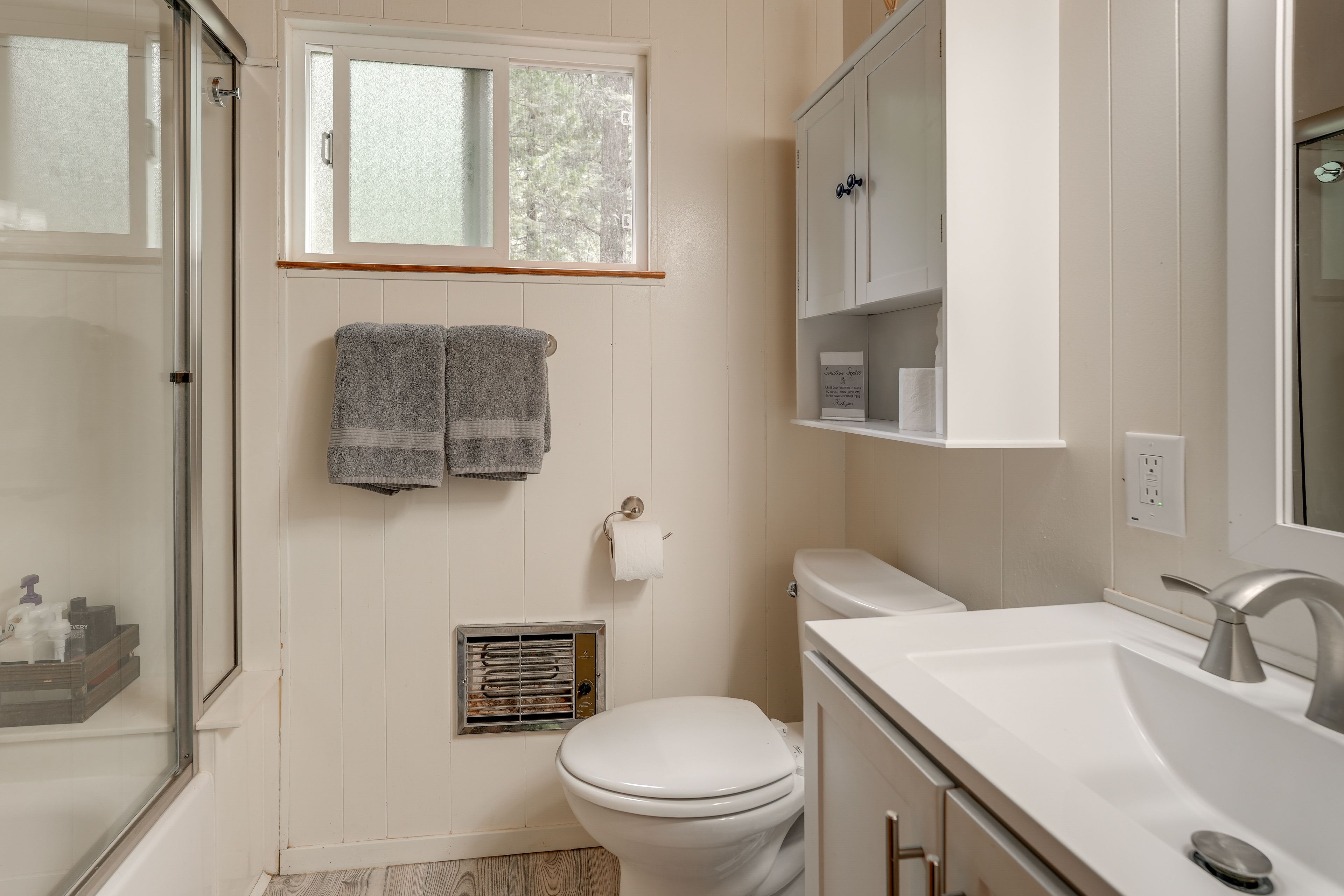Full Bathroom | Towels Provided | 1st Floor