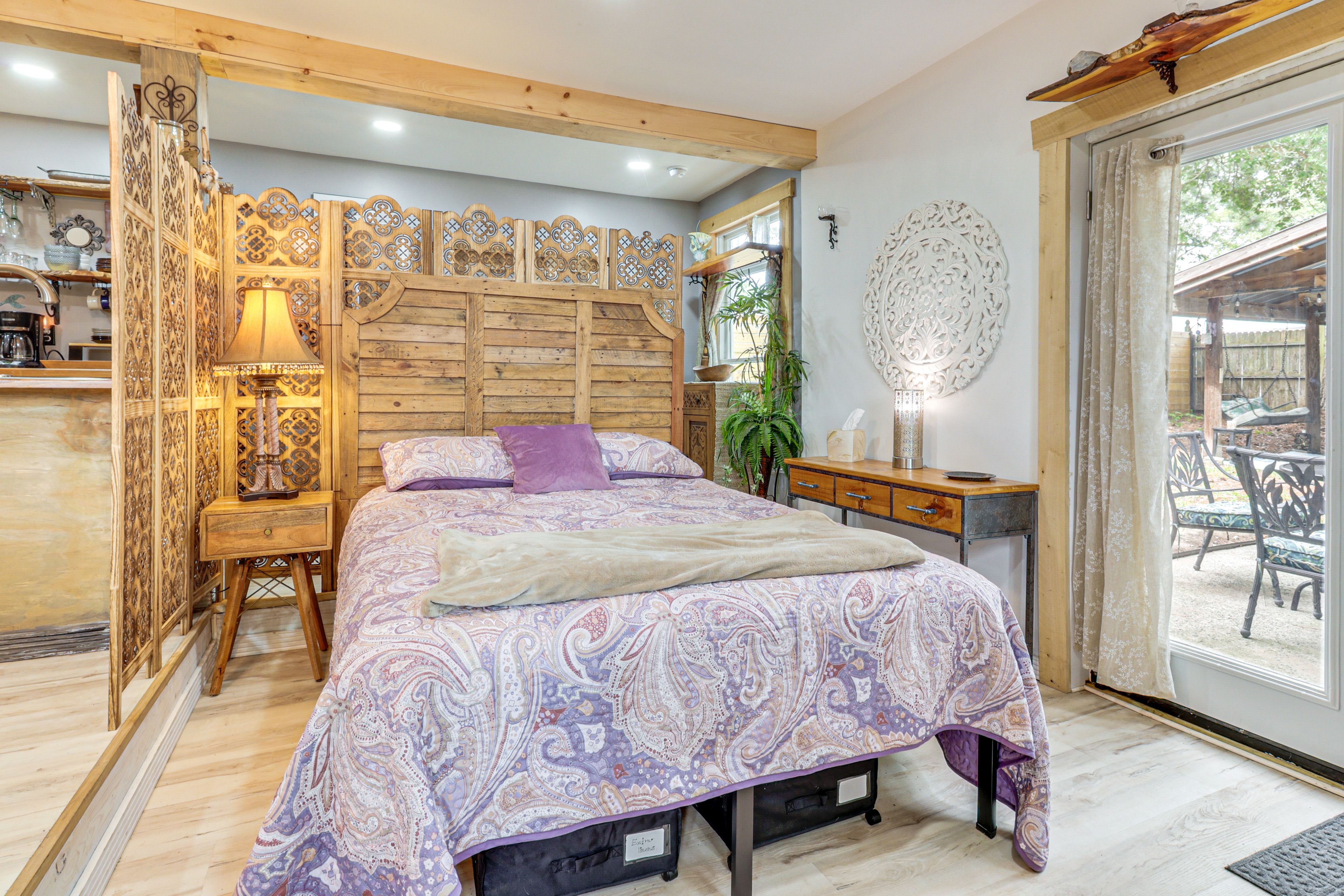 Studio Interior | Queen Bed