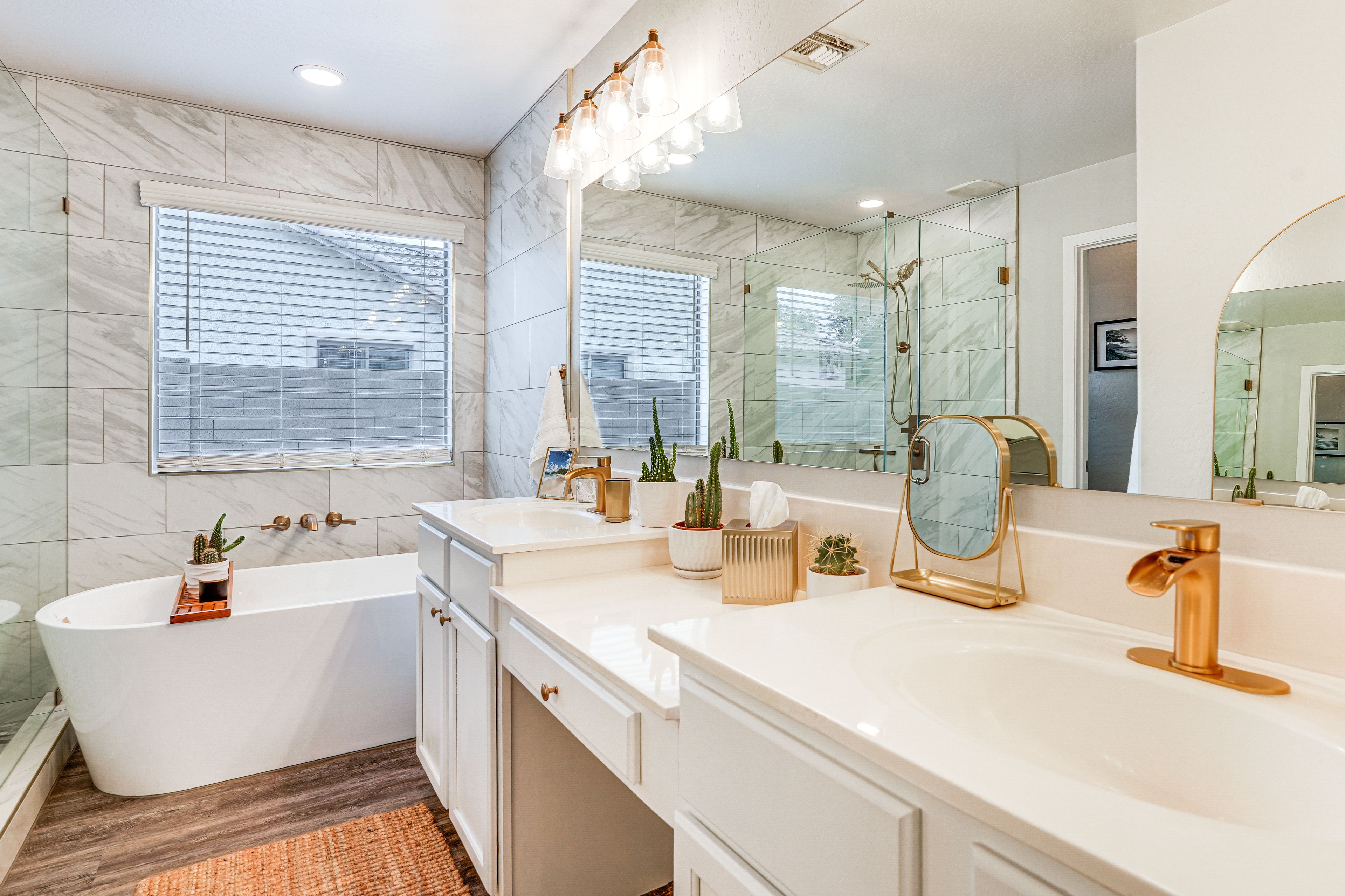 Full Bathroom | Towels Provided