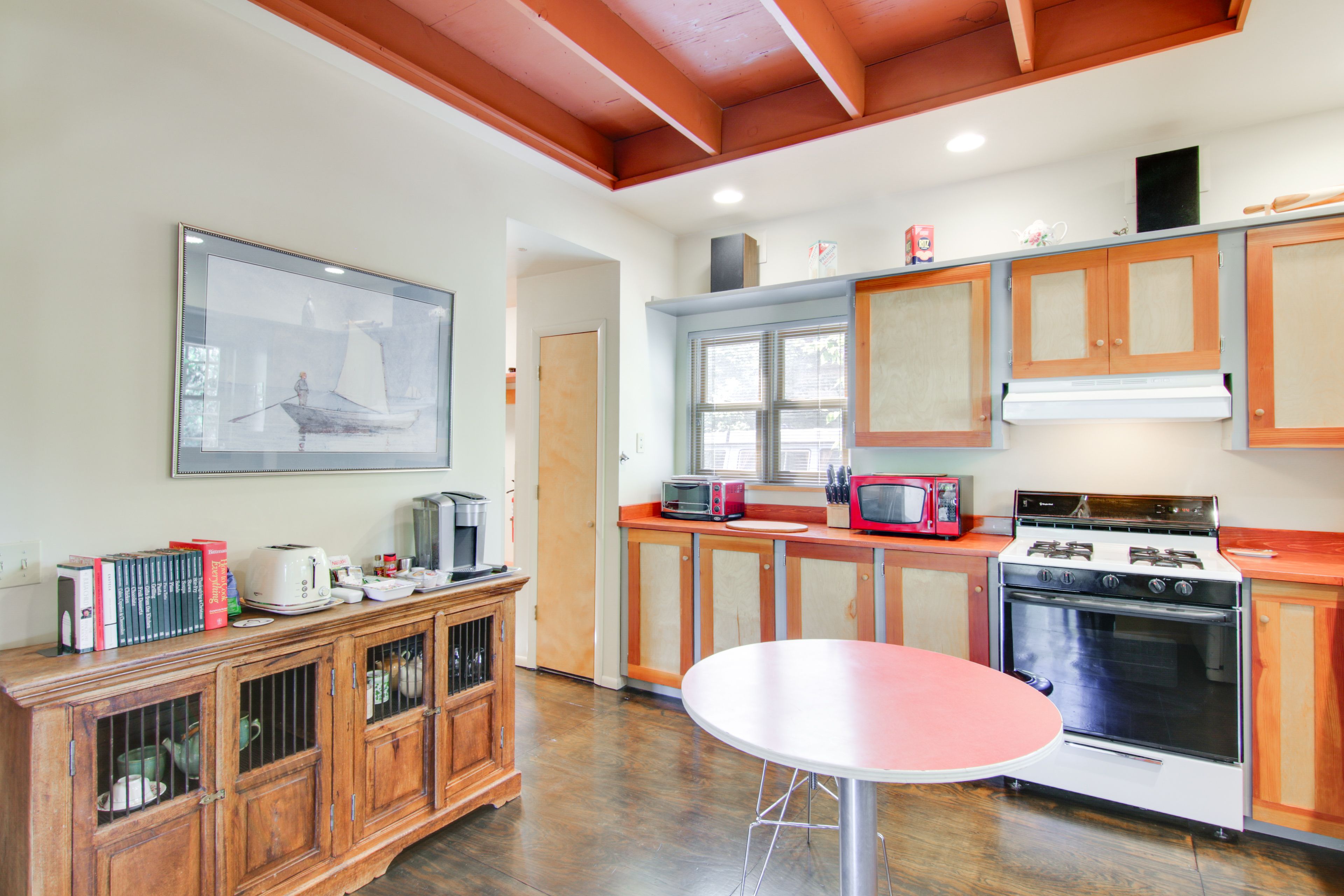Kitchen | Toaster | Blender | 1st Floor