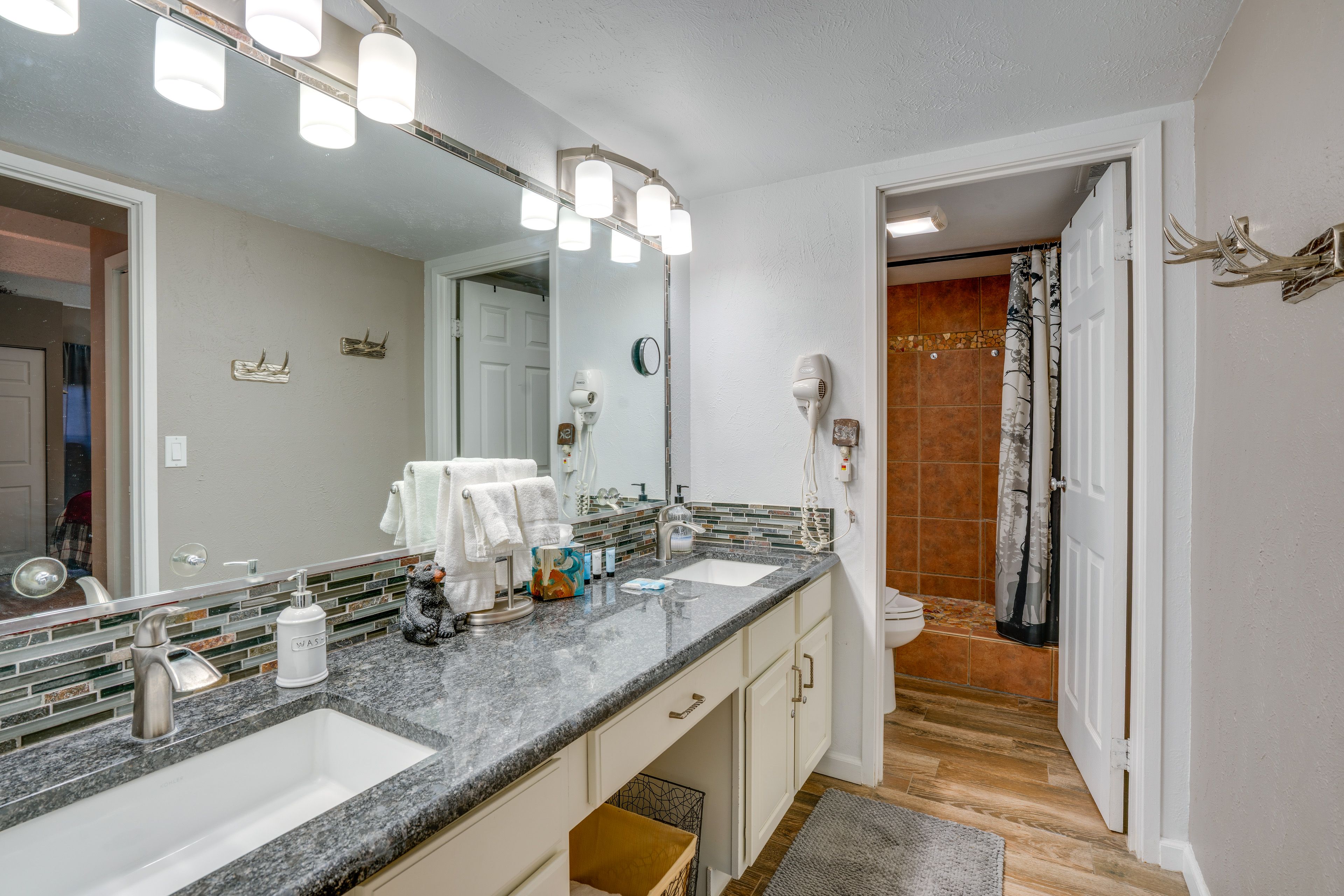 Full Bathroom | 1st Floor | Towels Provided