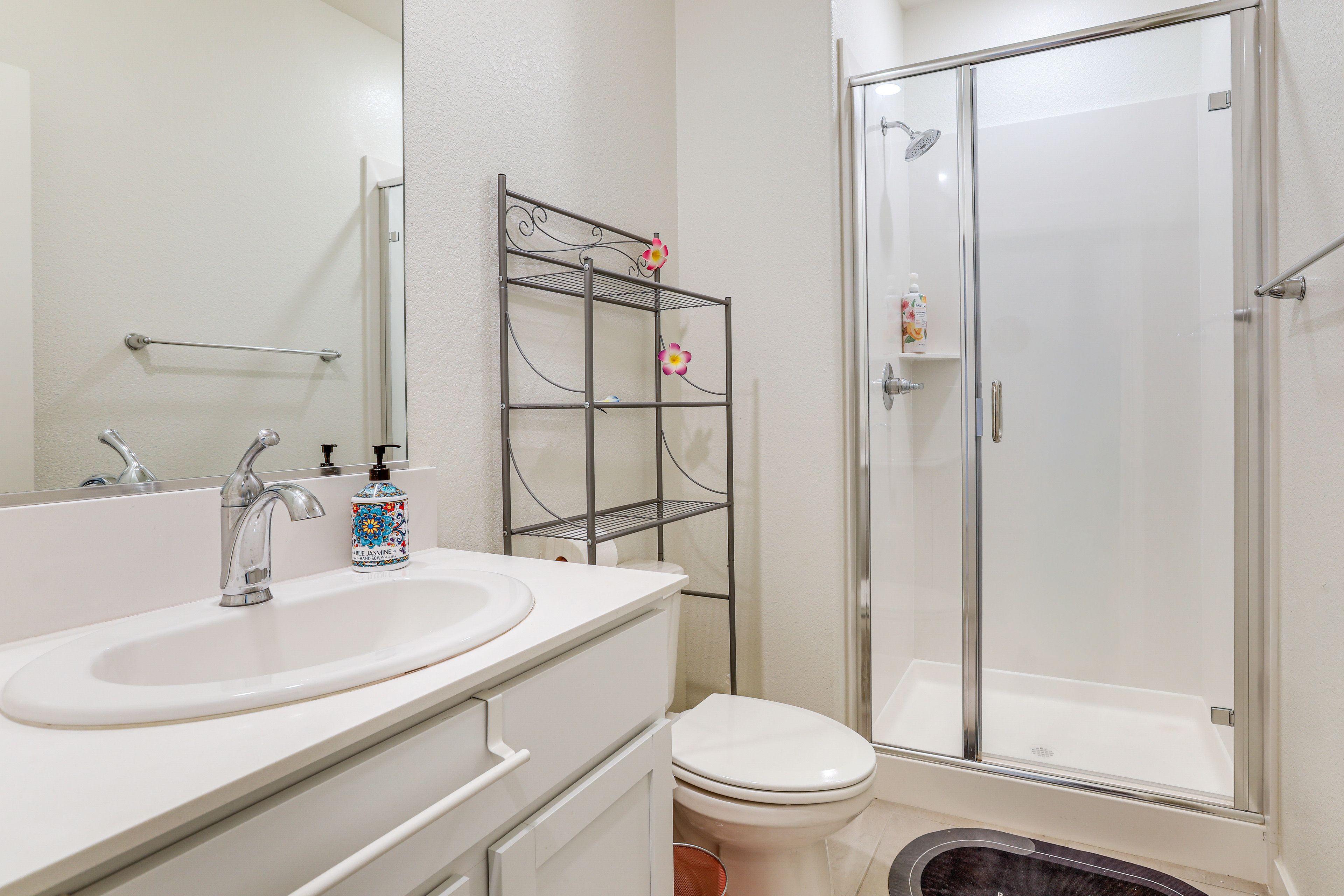 Full Bathroom | 1st Floor | Towels Provided