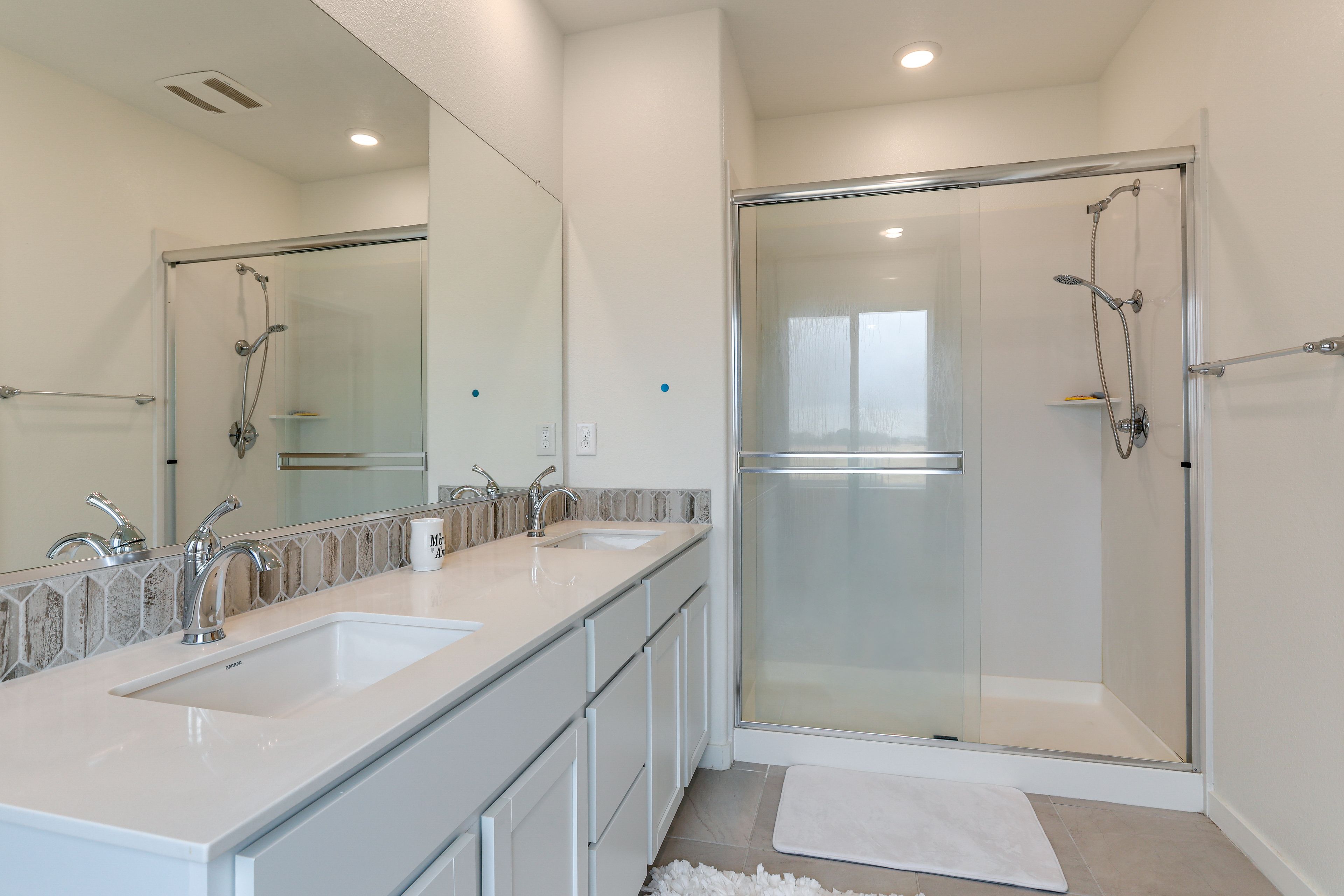 Full Bathroom | 2nd Floor | Complimentary Toiletries