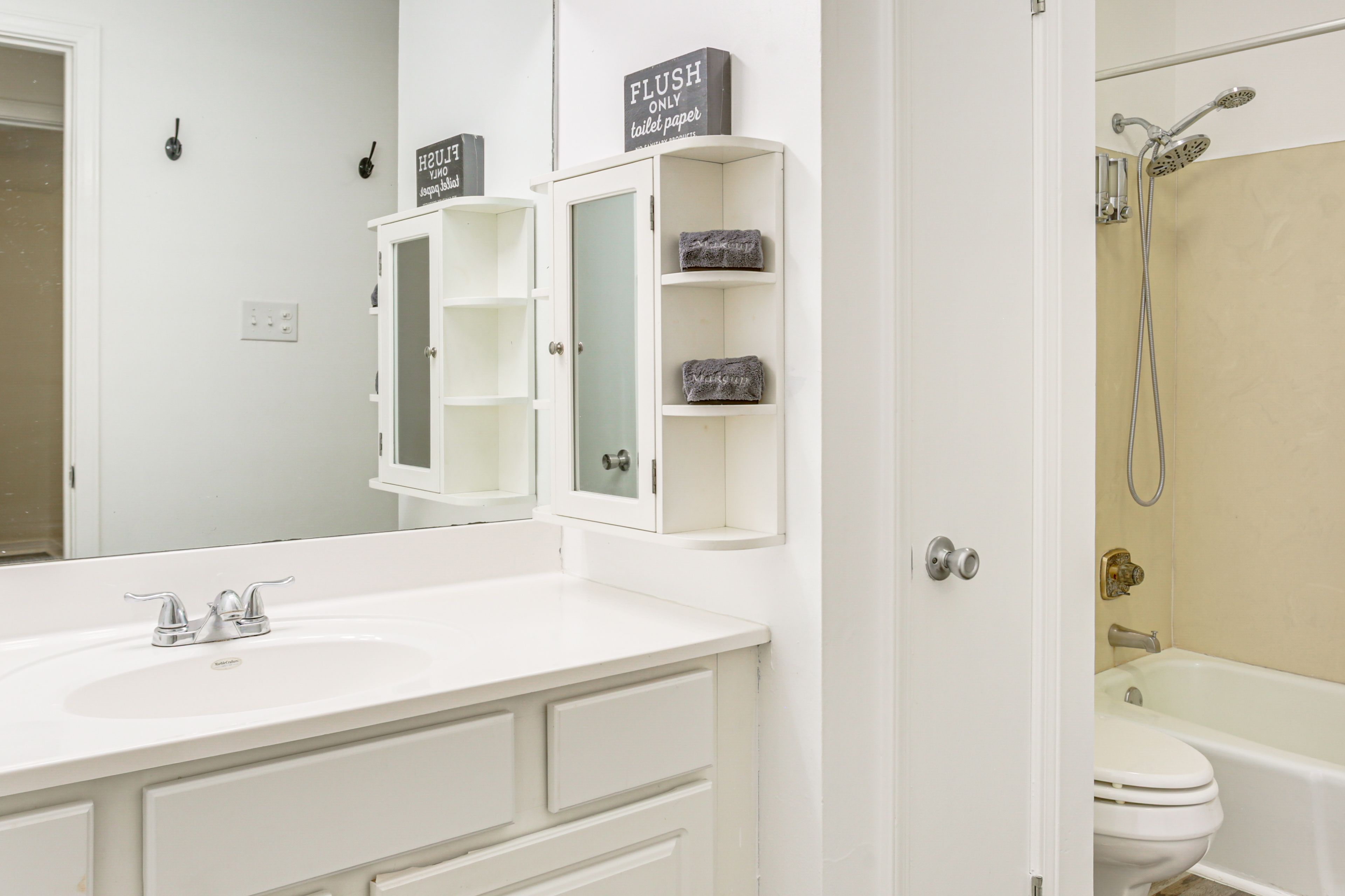 Full Bathroom | Towels Provided | 2nd Floor