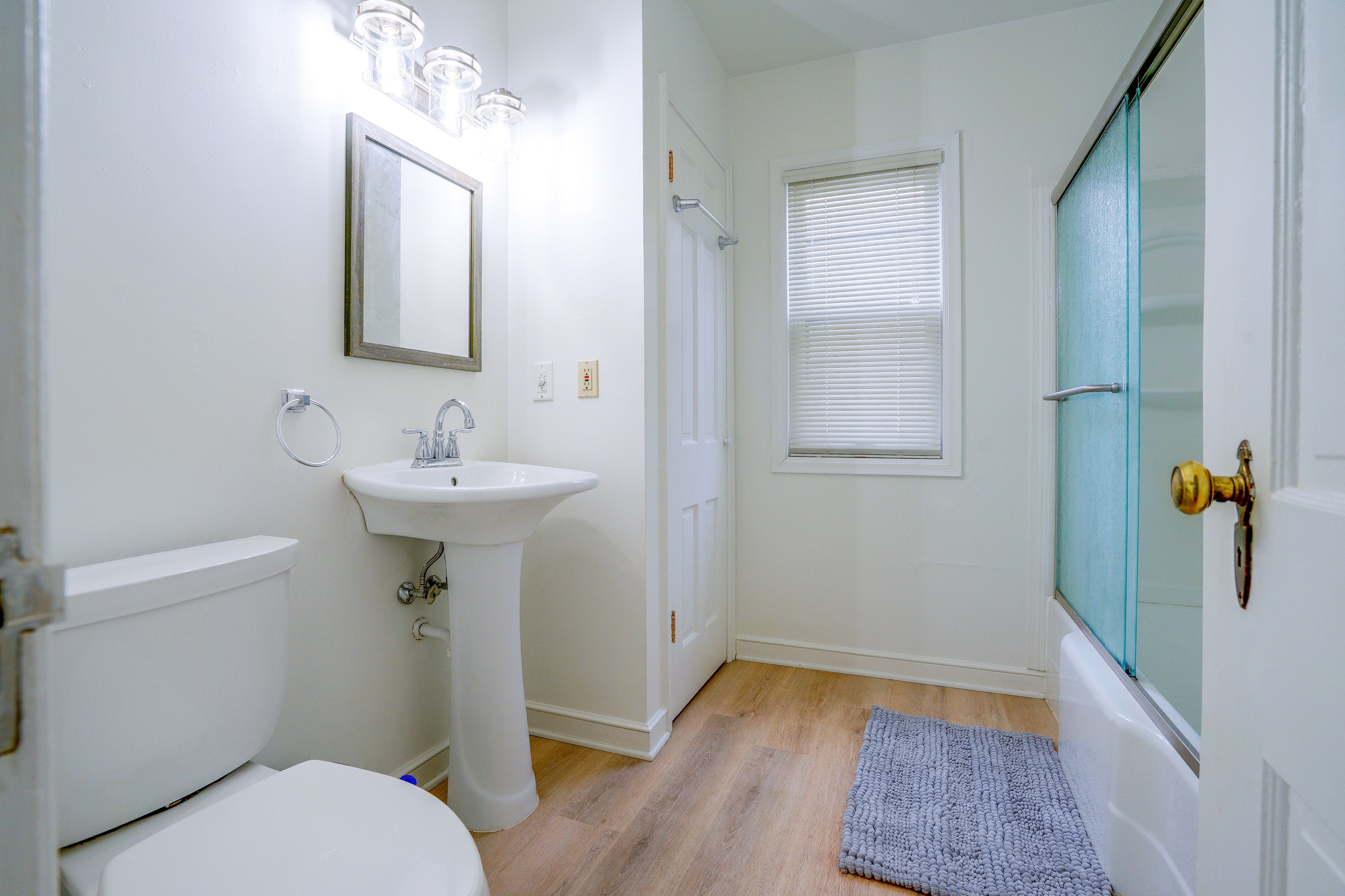 Full Bathroom | Towels & Linens Provided